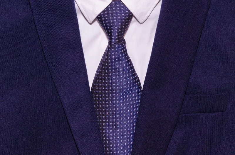 img-pixabay-suit-2821383.jpg