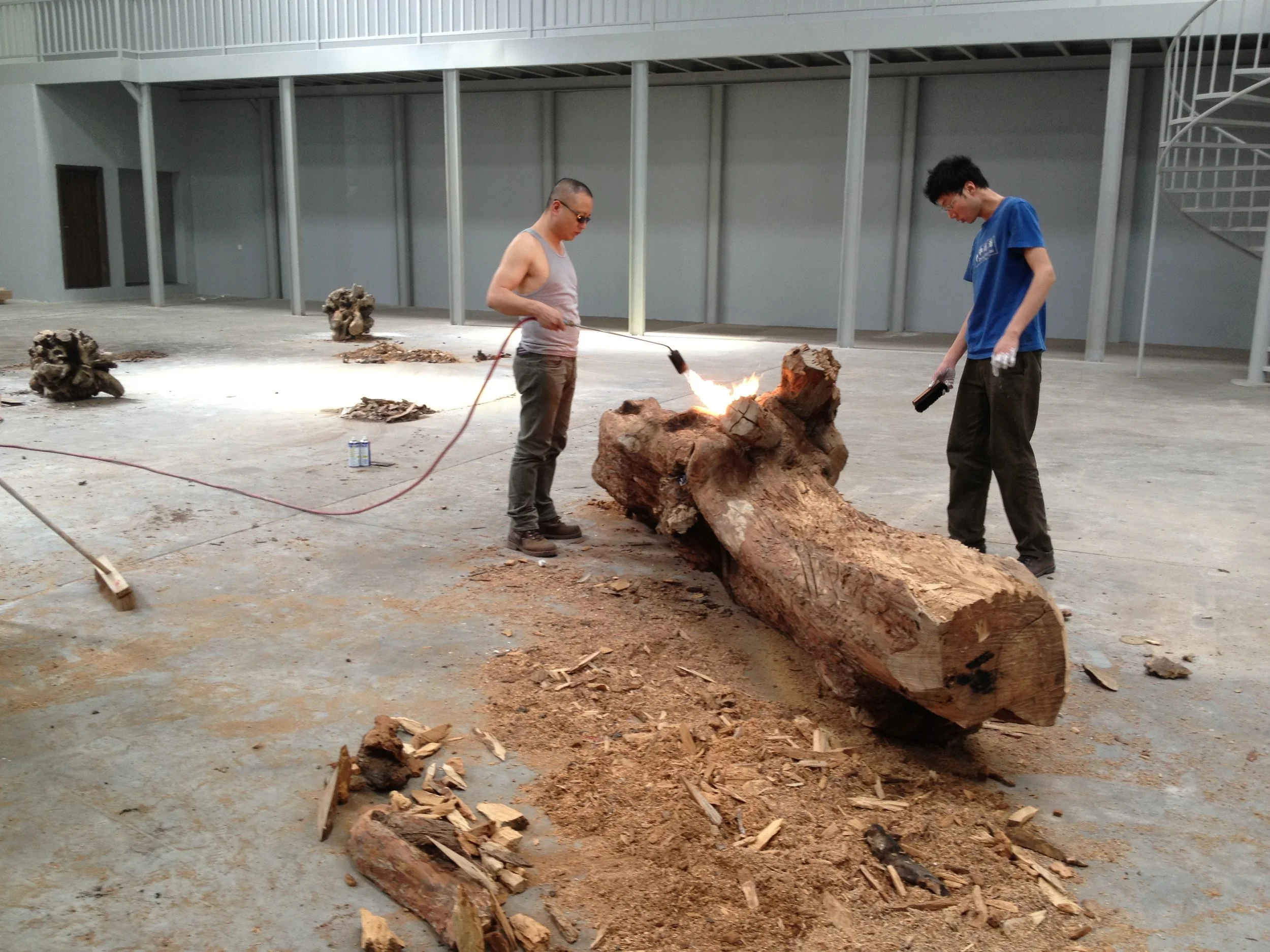 Artist Shi Jinsong gets handy with a blow torch