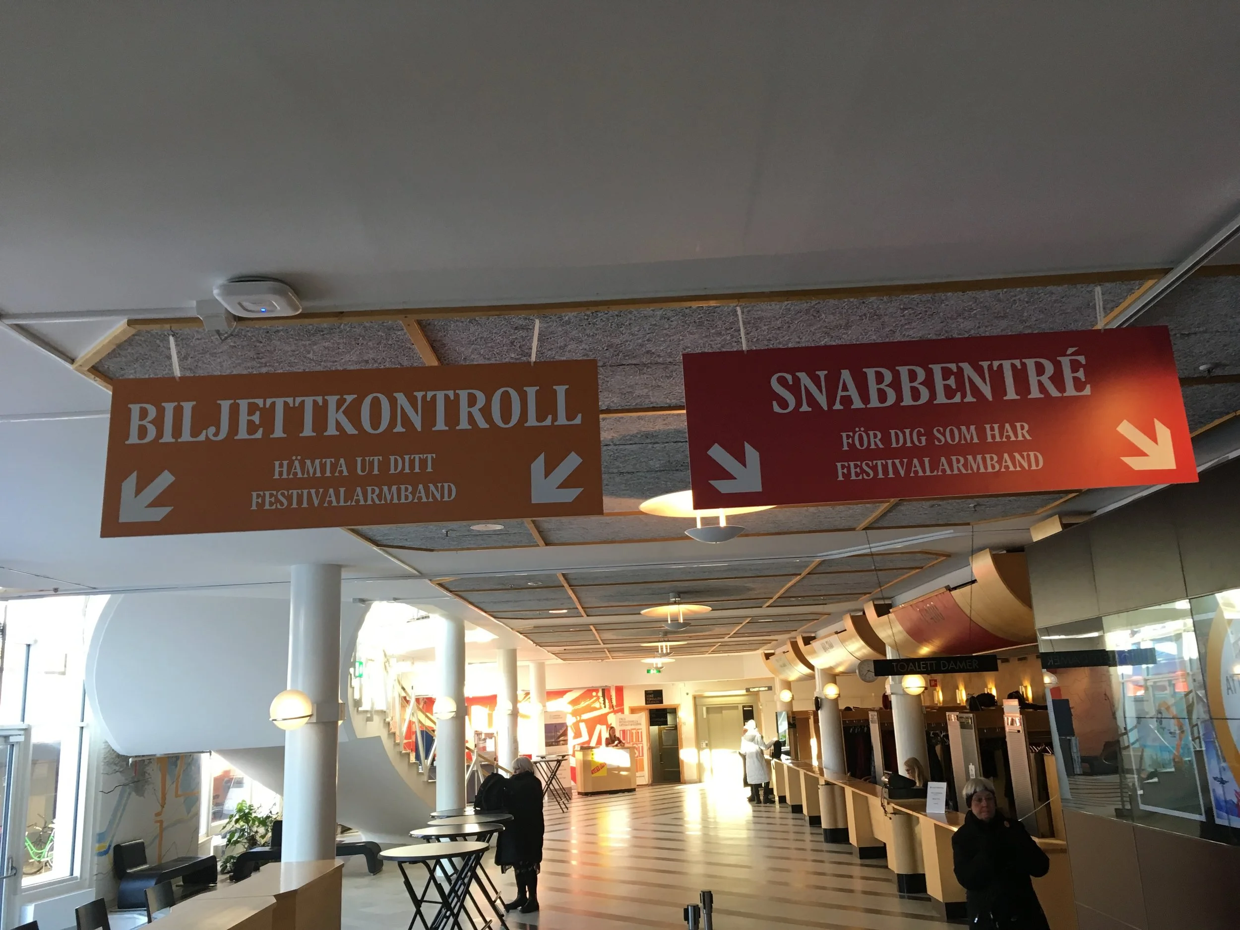 Gratis garderob och dubbla köer
