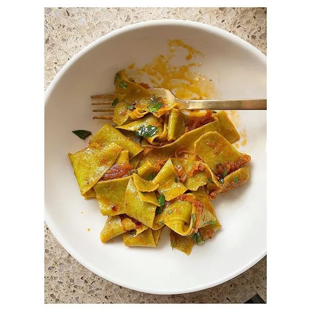 pasta is my love language ✨
&bull;
homemade spinach pappardelle in a caramelized shallot tomato sauce #fattoincasa