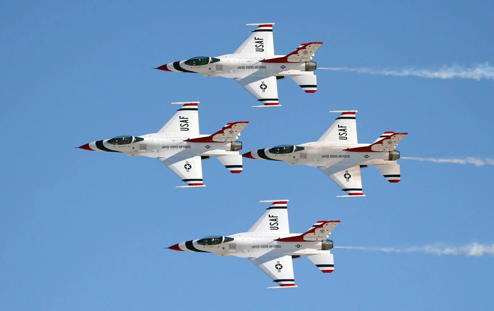 4 fighter jets flying in formation