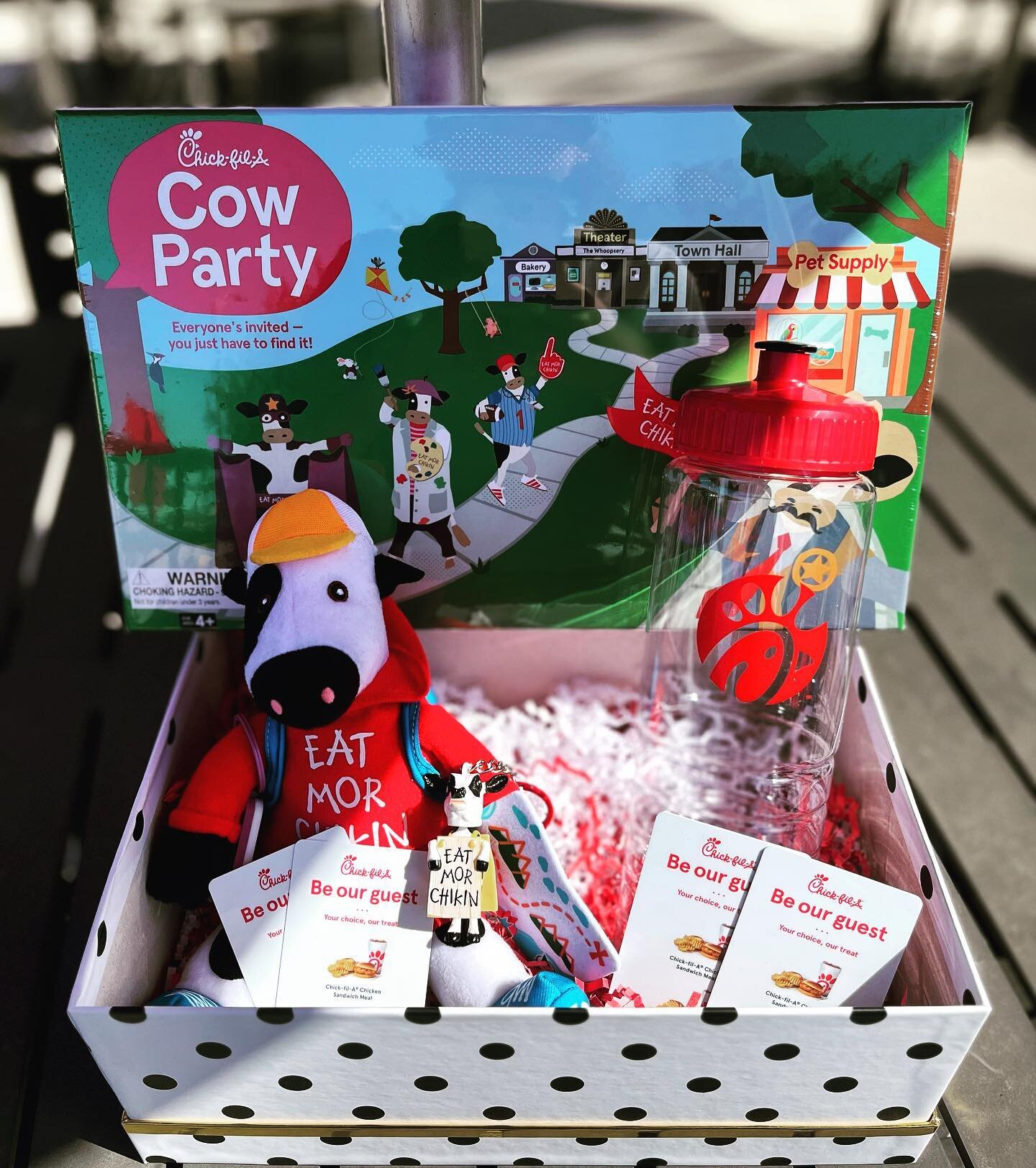 ✨ Giveaway time! ✨

Enter for your chance to win this fun Summer basket! ☀️
Comes with 4 Meal Coupons, 2 keychains, a Cow Plush, a water bottle and a Cow Party Board Game! 

1. Follow us @cfalittleroad 
2. Like this post 
3. Repost on your story 

Co