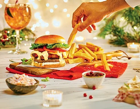 FHI XMAS23_CAMEMBERT FONDUE BURGER + HAND_LANDSCAPE.jpg