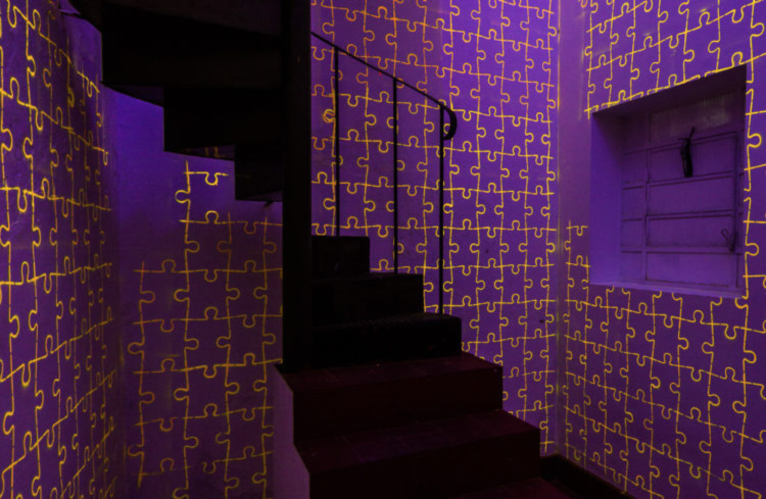 ThePlace, 1998-2018, graffiti, luz negra e sistema de áudio; Artista: Manata Laudares; Foto: Sé Galeria