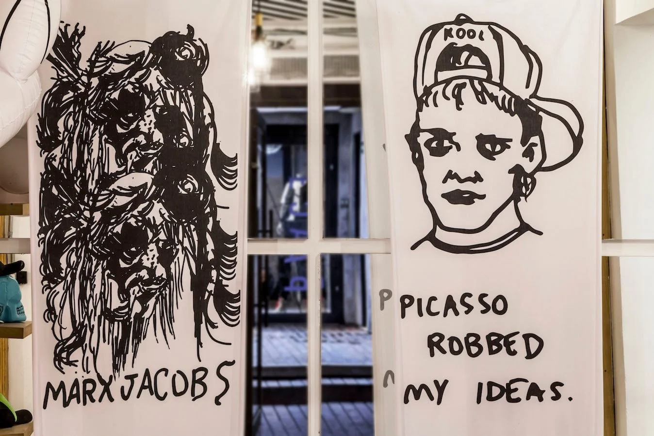 Irreverente e provocativo, &Aacute;lvaro Seixas tem um olhar cr&iacute;tico sobre a arte contempor&acirc;nea. Ao subverter a cultura pop e questionar o sistema da arte, o artista nos convida &agrave; reflex&atilde;o e &agrave; descoberta de novos olh