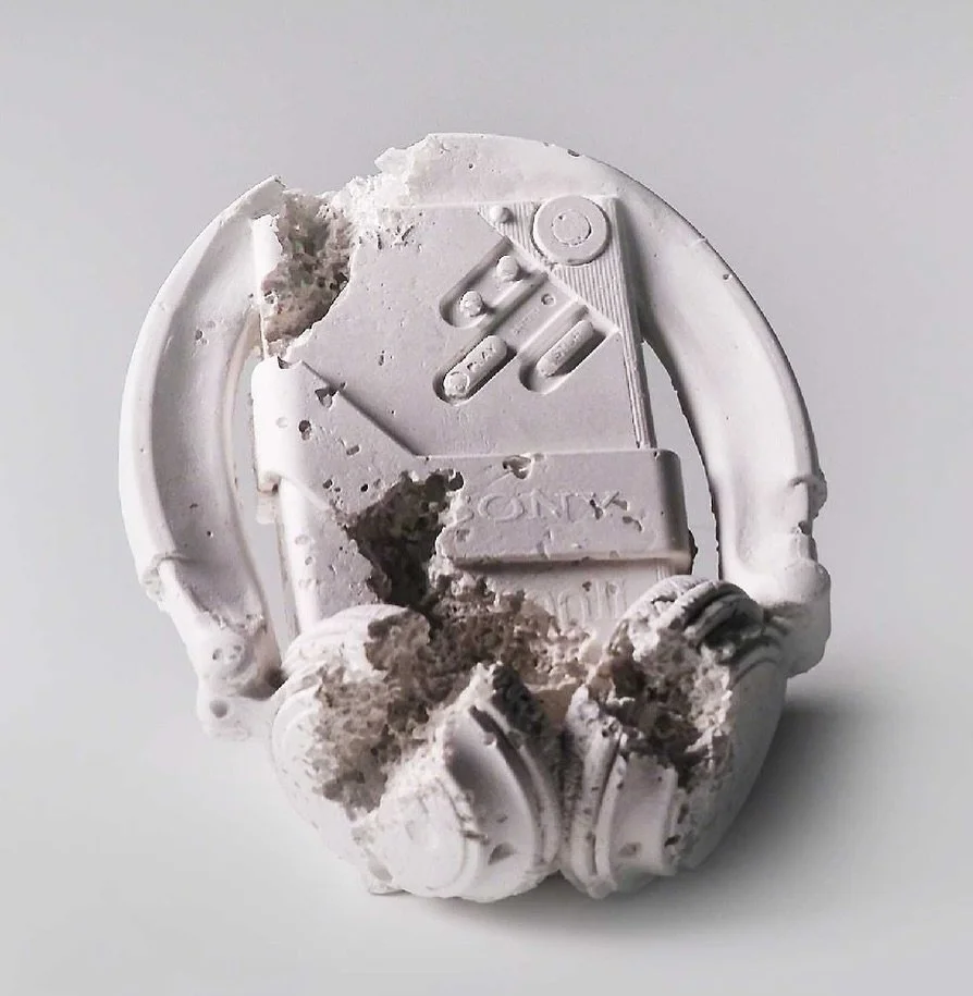A s&eacute;rie &lsquo;Future Relics&rsquo; de Daniel Arsham prev&ecirc; a escava&ccedil;&atilde;o de objetos do presente.

Future Relic 07 Cassette Player WalkMan&rdquo; &eacute; uma obra do artista contempor&acirc;neo Daniel Arsham, explorando temas