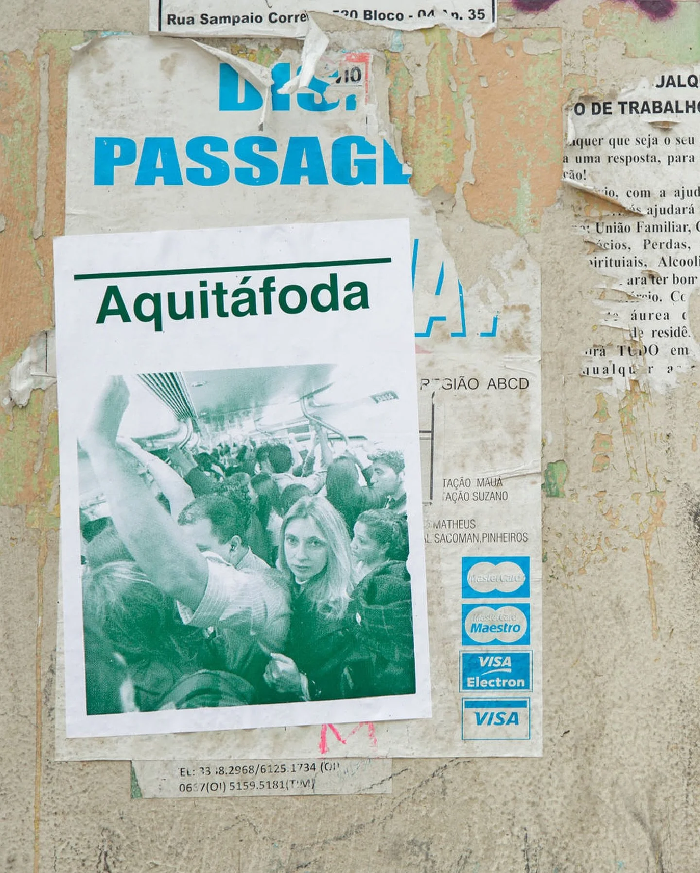Aquit&aacute;foda I, de @bruno_baptistelli , &eacute; um cartaz que manipula &iacute;cones de um espa&ccedil;o p&uacute;blico transit&oacute;rio e os insere em um ambiente privado, com o t&iacute;tulo evocando a fon&eacute;tica tupi-guarani de nomes 