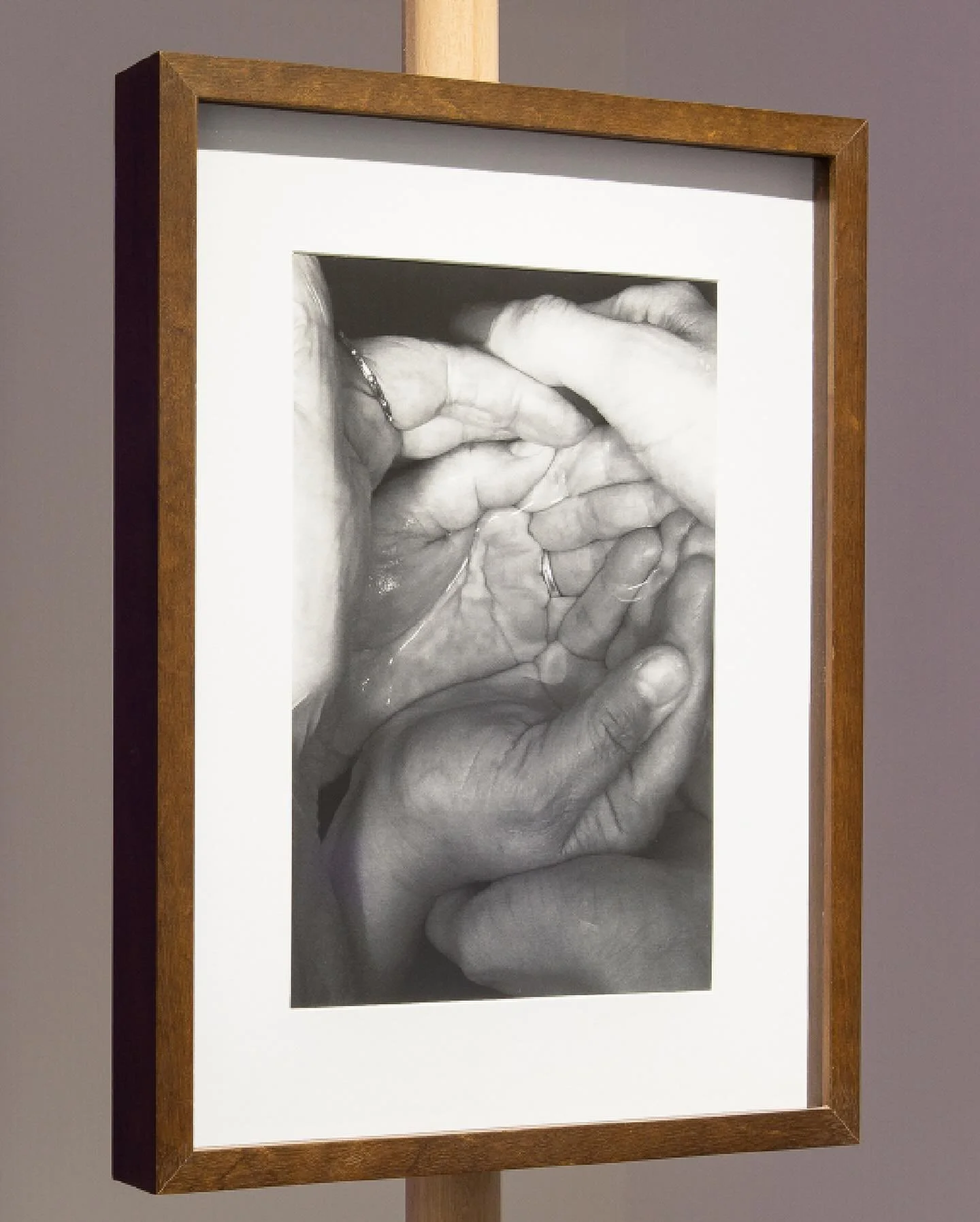 A exposi&ccedil;&atilde;o individual de Ana Matheus Abbade, intitulada &lsquo;Lastros s&atilde;o atos desatados, iminentes como a for&ccedil;a entre o derramamento e o transborde&rsquo;, &eacute; um mergulho profundo na transforma&ccedil;&atilde;o e 