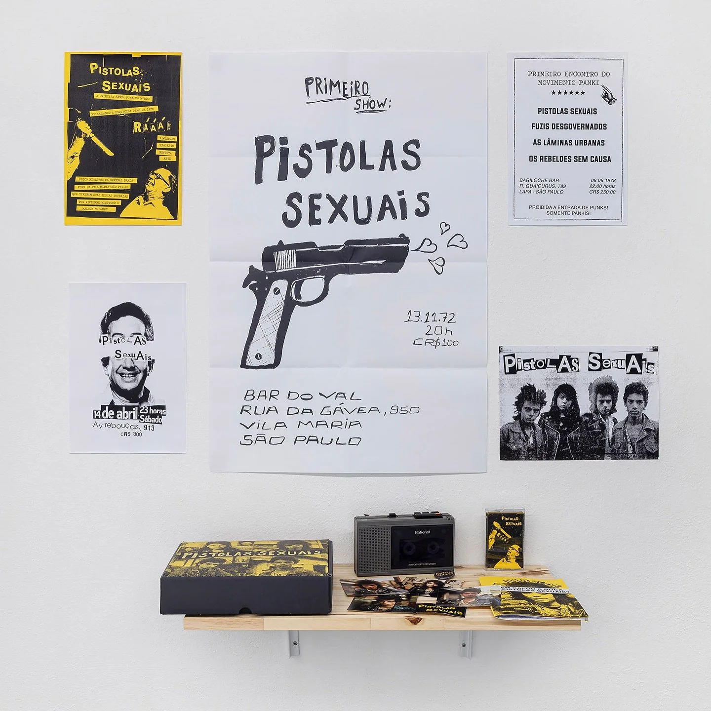 Kau&ecirc; Garcia @lugardepala 
Pistolas Sexuais
2023
m&uacute;ltiplo (20 c&oacute;pias + 5 P.A.&rsquo;s)

Pistolas Sexuais &eacute; um trabalho dedicado a uma banda de mesmo nome que atuou entre 1972 a 1979. Ela foi formada na Vila Maria, Zona Norte