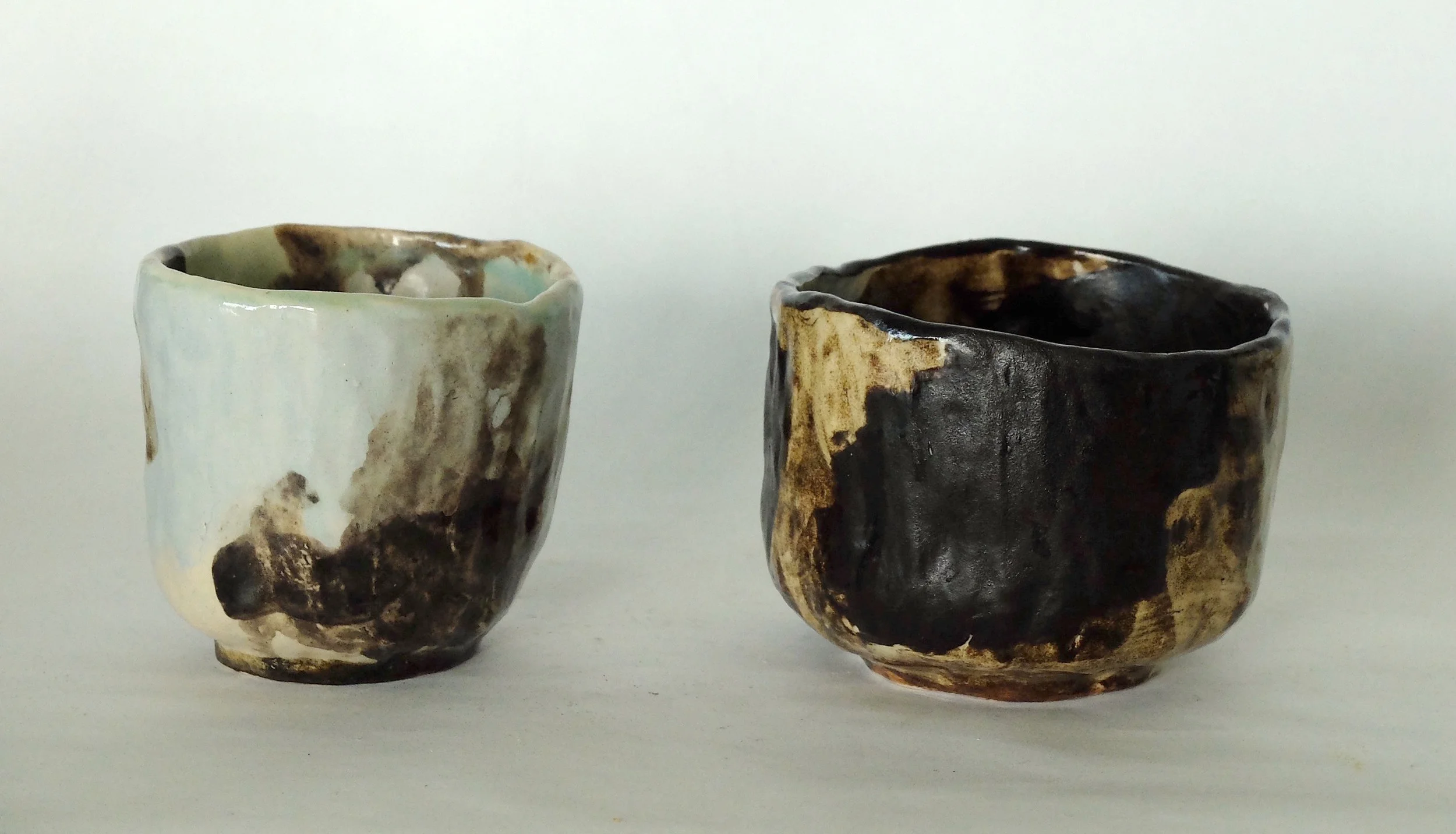 PAIR OF TEA BOWLS 