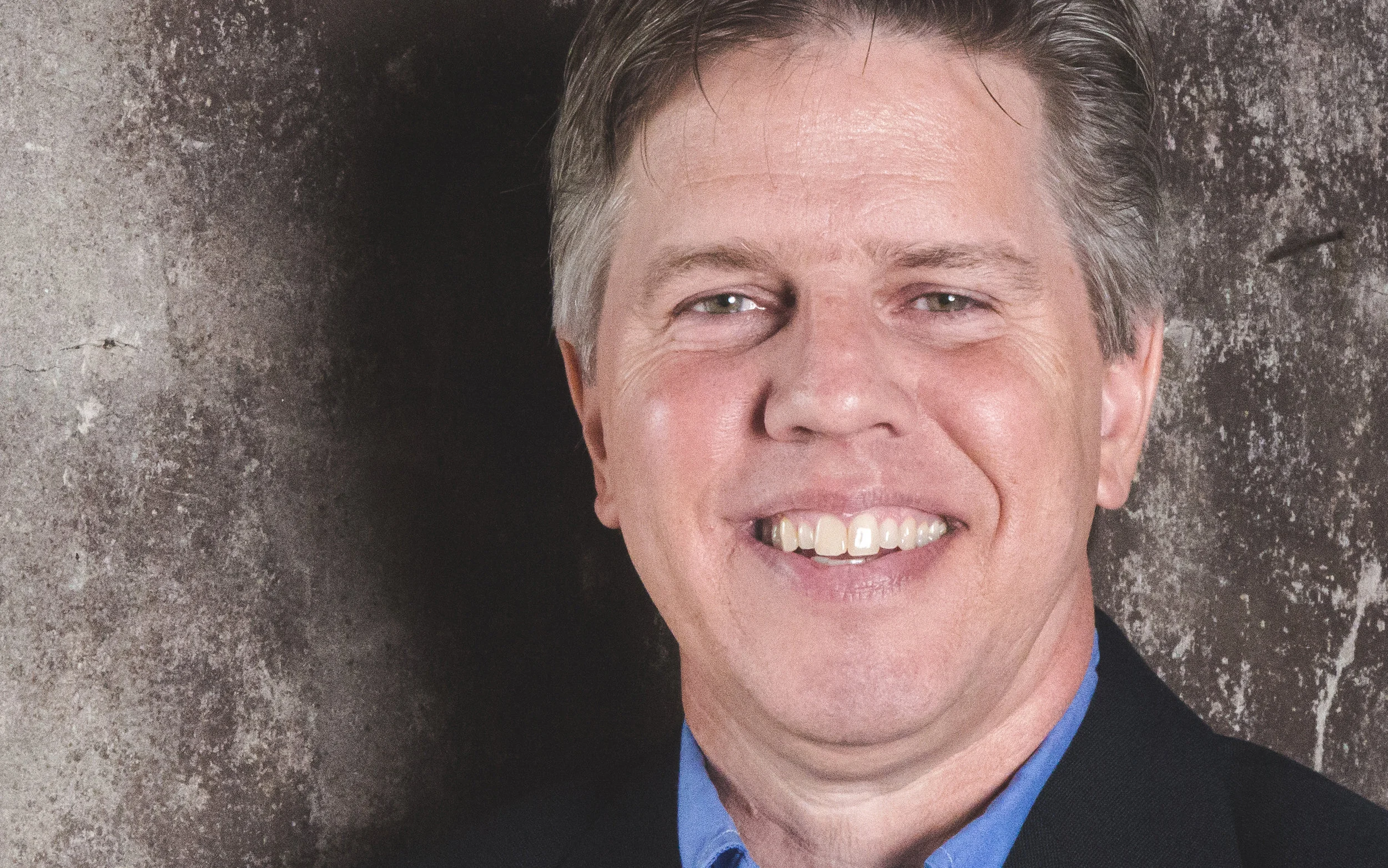 Vince Resume Photo_Landscape Crop.jpg