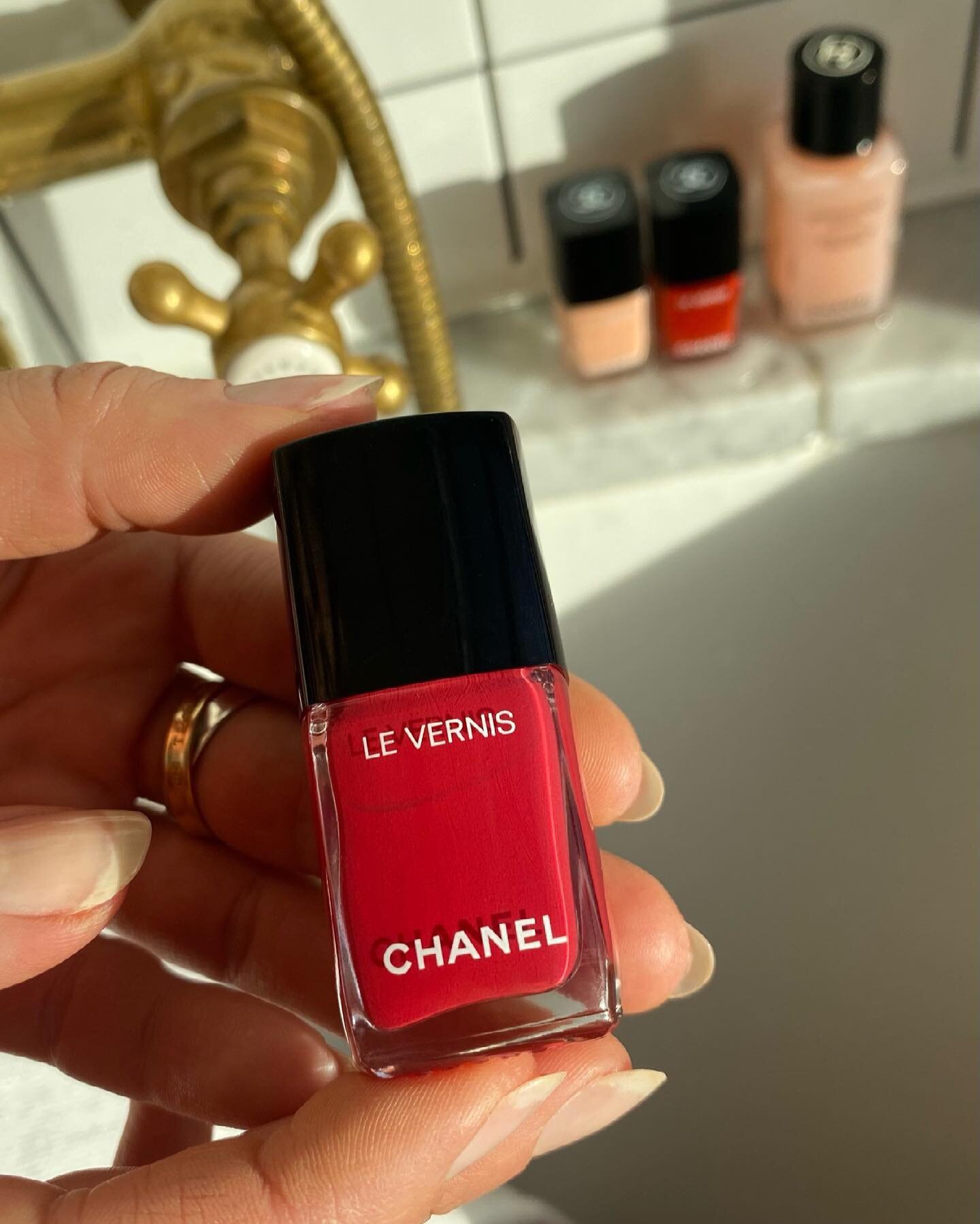For a rosy spring transitional shade - @chanel.beauty ANTHURIUM

With sister shades METALLIC BLOOM and PENS&Eacute;E #chanelLEVERNIS #welovecoco #giftfromchanel