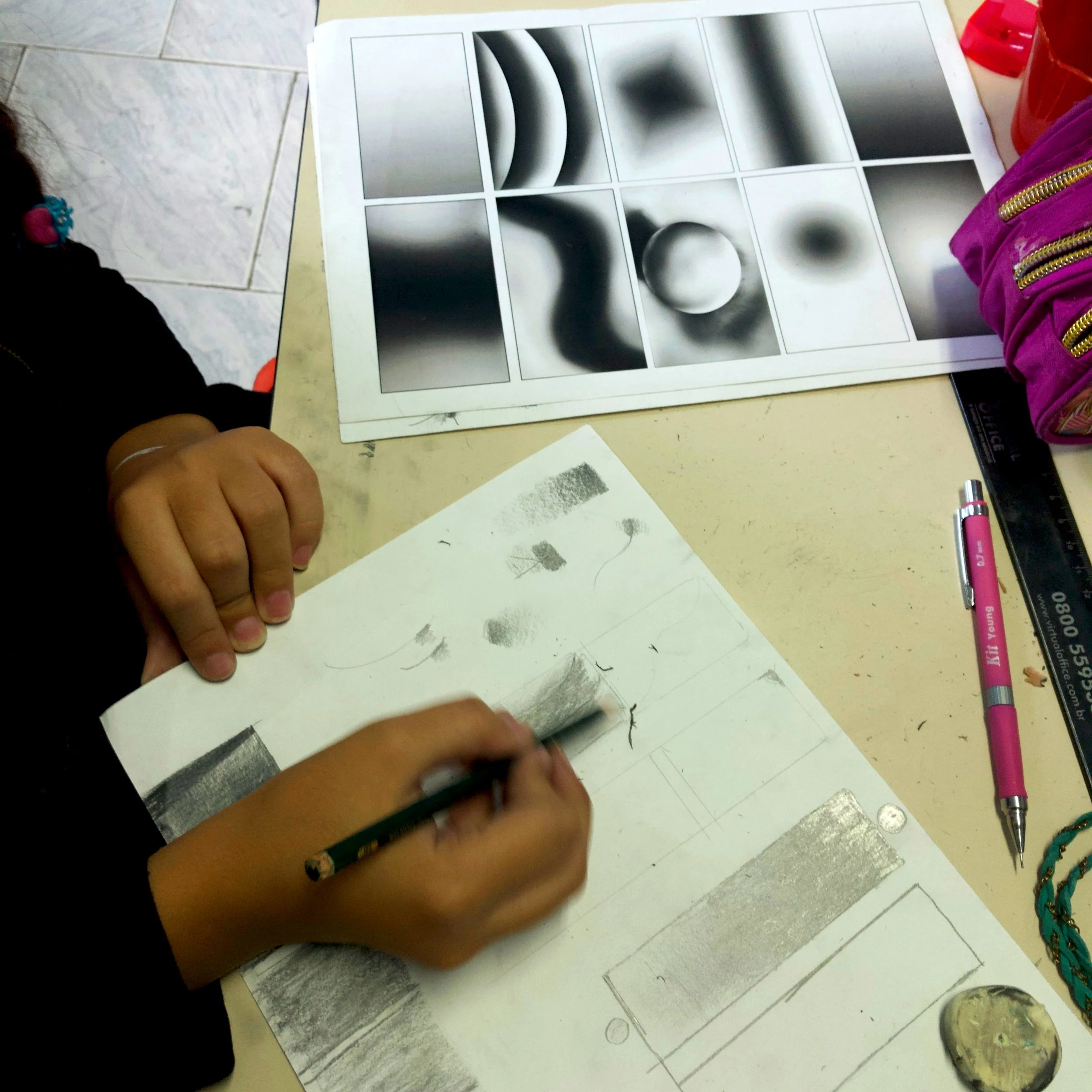 DESENHO BÁSICO E AVANÇADO: Curso de desenho para iniciantes , onde você vai descobrir como aprender a desenhar bem e a primorar suas técnicas, da melhor maneira possível: praticando! A aula de desenho , estimula o desenvolvimento criativo, o raciocínio, o senso de rigor geométrico, o espírito de iniciativa e de organização. No programa infantil, mesclamos técnicas tradicionais com atividades lúdicas , garantindo assim que a criatividade infantil seja sempre incentivada! Aprenda a se expressar e se comunicar através do desenho e destaque-se no mercado de trabalho! No programa avançado o aluno escolhe uma técnica ou assunto para aprofundar-se, podendo montar um portfólio profissional e ingressar no mercado de arte comercial! A PARTIR DE 7 ANOS DE IDADE Dias: Segundas, 9:00 às 11:00 e 17:30 às 19:30 terças e quartas 9:00 às 11:00, terças e quintas de 14:oo às 16:00 Carga horária: 2h 1x/semana Previsão inicio: Lista de espera Professores: Thaís Leal, Ludmila Kraichete e Daniel Franco Mensalidade: R$ 230,00. Matricula: R$ 130,00 ganha um kit com material.