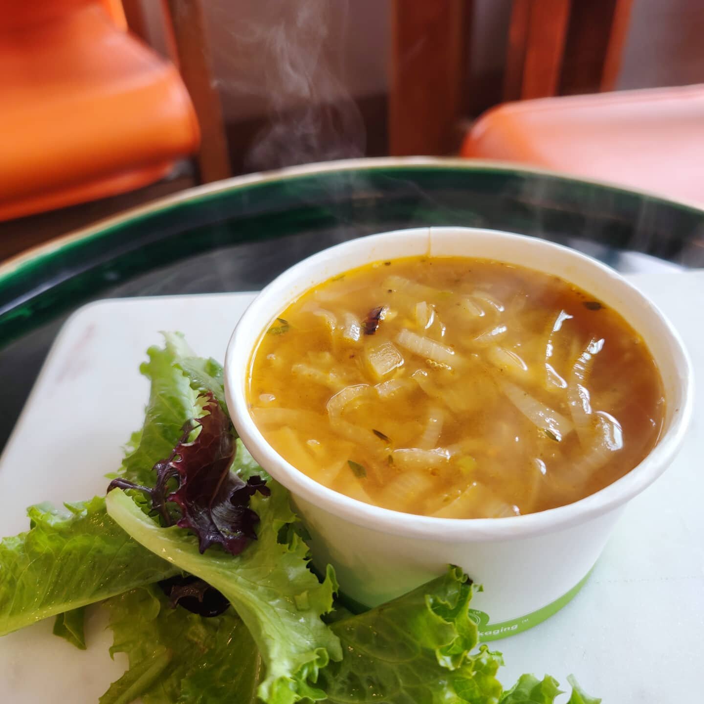 🧅 🧄 Today's soup is French Onion! Completely vegan and gluten free! 
Sizes are: 12 oz $4, 16 oz $6, 24 oz $8, or a combo meal served with 24 oz and a salad for $13. Perfect for this cold, cloudy day! We hope to see you!