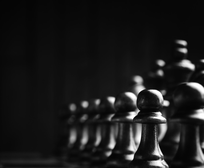 chess-pieces-on-the-board-picture-id512093332.jpg