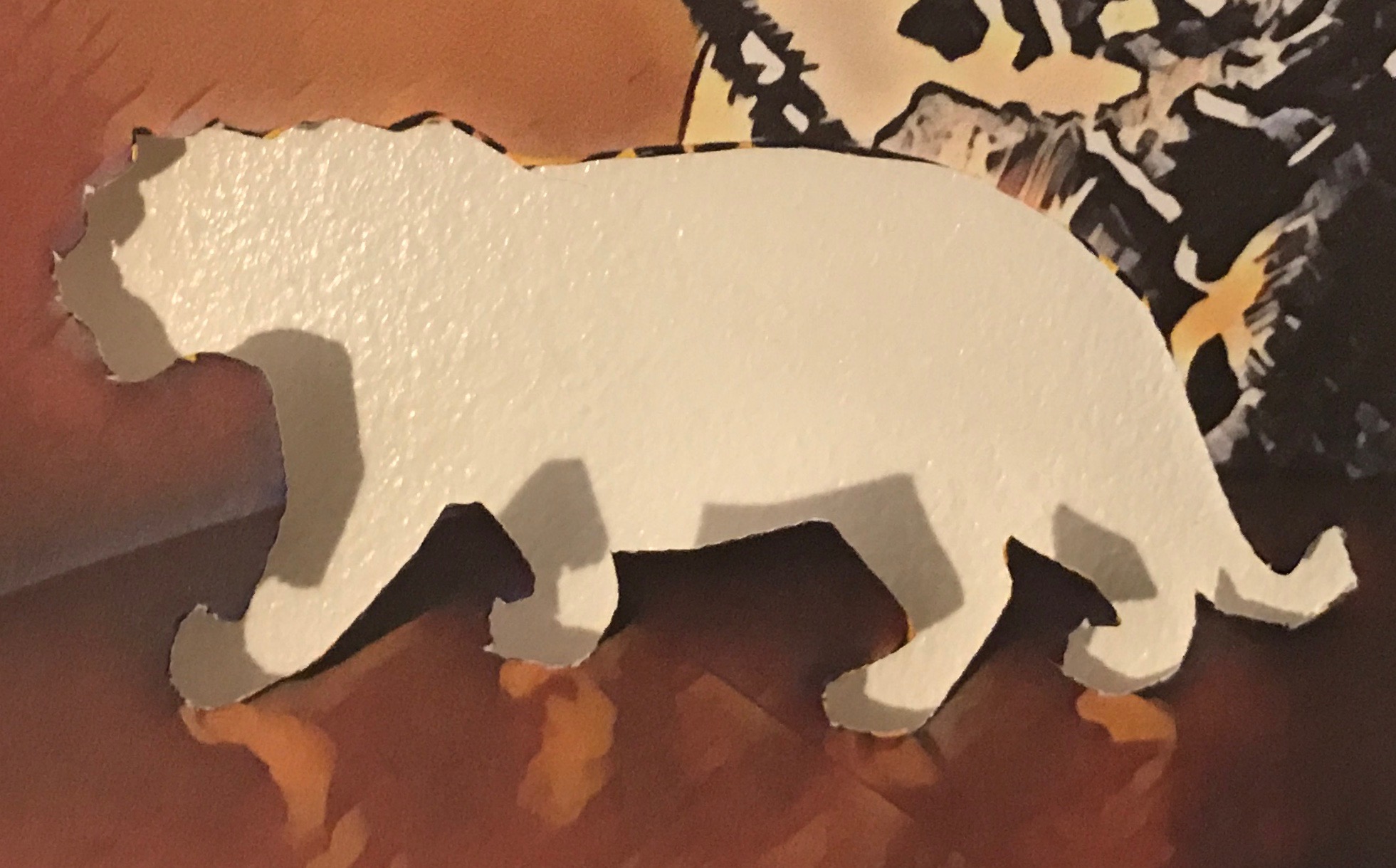 Tigern faluröd med vita knutar, dalahästmålad, samt med naziarmbindel.