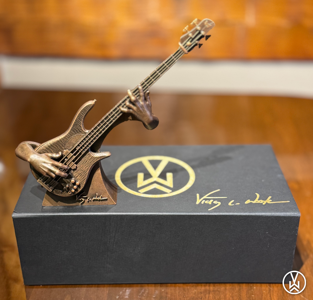 "A Show of Hands" 30th Anniversary Limited EditionStatue