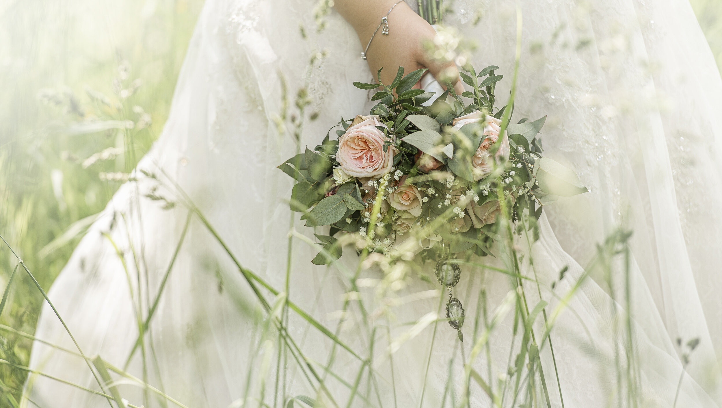 detaljer bryllup ringer blomst fotograf.jpg