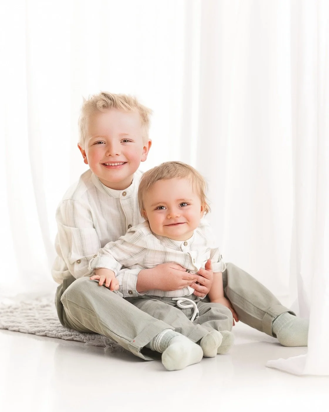Tenk deg dette: Den lille babyen din, som plutselig snart gå på egne føtter. Båndet mellom søsknene som vokser for hver dag som går.  Ettårsbilder, handler ikke bare om å feire barnets første &