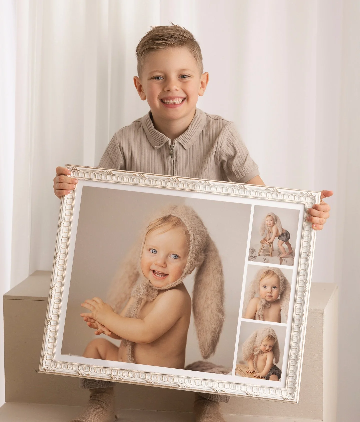 Min minste skatt fyller 7 år i dag, og se så stolt han er over bildene fra han var ca 11 måneder gammel. 
Denne collagen henger i studio, og når vi skulle ta 7 års bilder i helgen, så ville han så gjerne vise