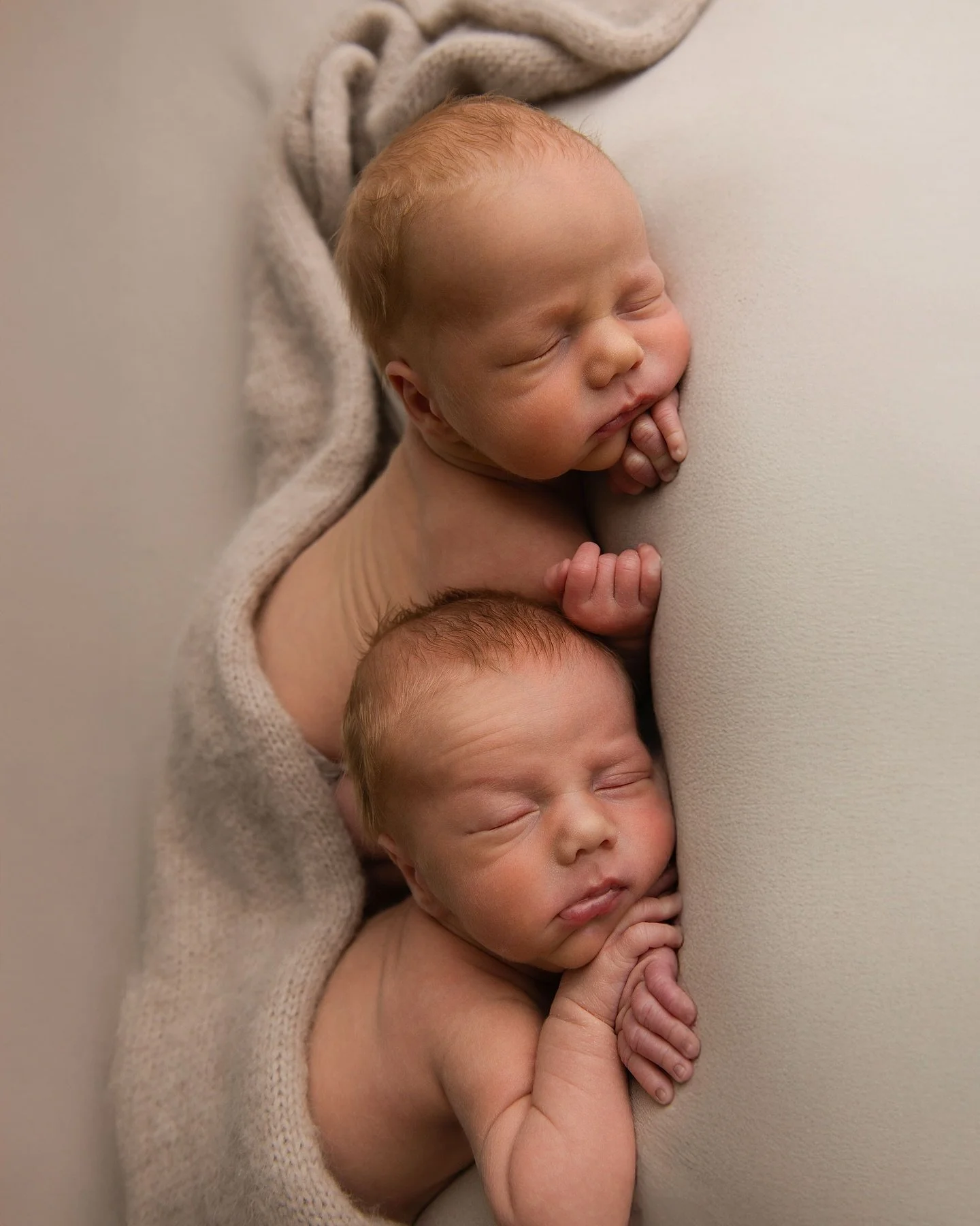 Visste du at tvillingnyfødt ofte er enklere å fotografere enn bare med én baby? Den erfaringen sitter jeg igjen med faktisk. Hvem skulle tro det? 
Det høres kanskje overraskende ut, men nyfødte tvillinger finner ofte