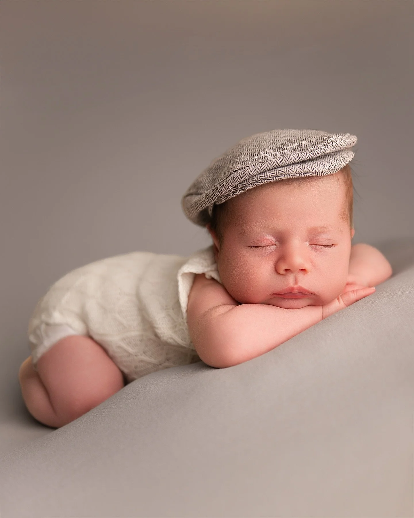 Hallais! 
Jeg vil bare dele noen tanker om studiofotografering av nyfødt – det er så mange fordeler sammenlignet med å gjøre det hjemme!
✨Effektivt og tilrettelagt
I studio er alt klart, noe som gjør fotografe