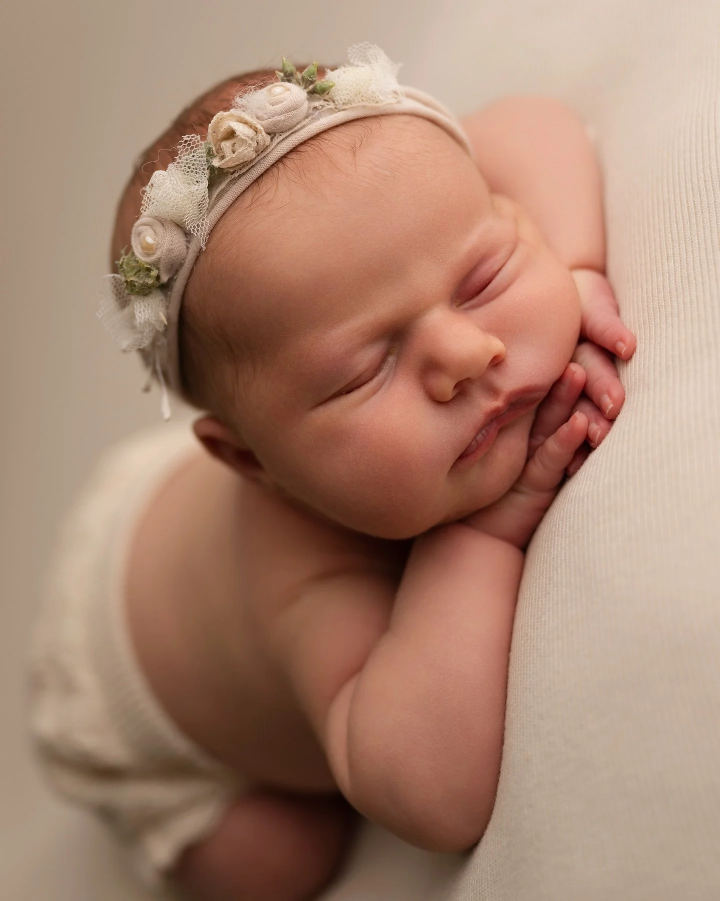 Babyen din vil aldri bli s&aring; liten igjen.
Nyf&oslash;dtperioden er kort og s&aring;rbar og ofte f&oslash;les den som et &oslash;yeblikk som gikk altfor fort forbi. 

Ved &aring; booke nyf&oslash;dtfotografering, tar du vare p&aring; denne helt s