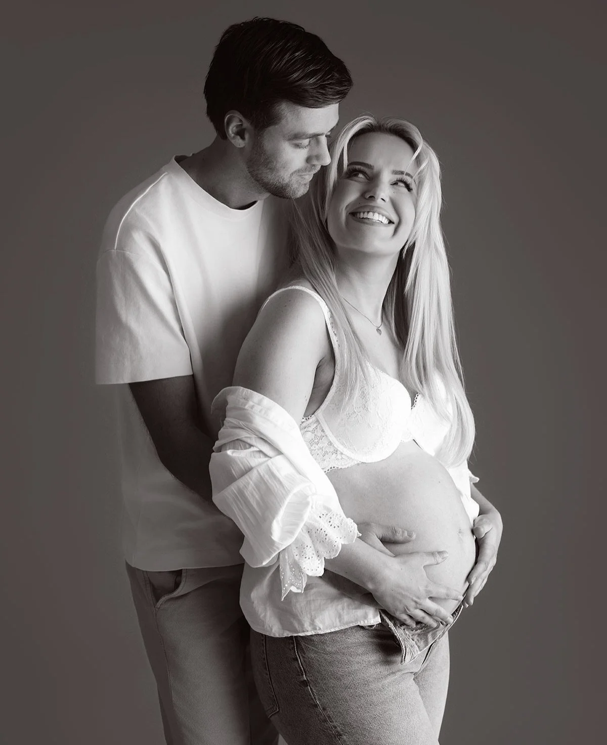 Noen ganger starter det med en gravidmage.
Andre ganger med et ja.

Og f&oslash;r jeg vet ordet av det,
har jeg f&aring;tt f&oslash;lge samme familie
&aring;r etter &aring;r.

Det er som &aring; s&aring; et fr&oslash;,
og f&aring; v&aelig;re med &ari