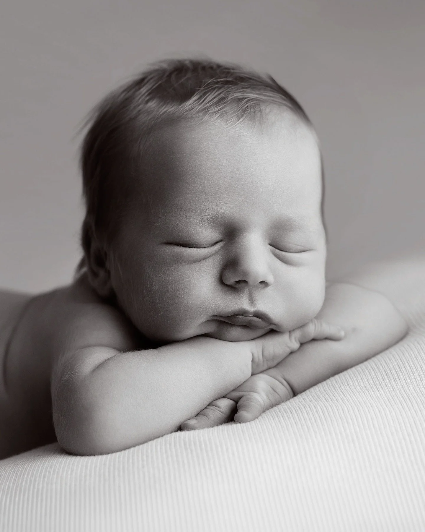 Det aller f&oslash;rste portrettet. Et stille &oslash;yeblikk av et helt nytt liv. Mykt, n&aelig;rt og tidl&oslash;st, akkurat slik starten er.

Nyf&oslash;dtbilder handler ikke om trender, men om &aring; bevare det som bare finnes akkurat n&aring;. 