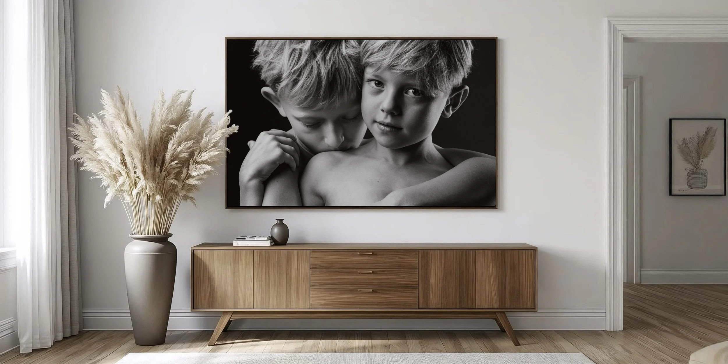 Laminert bilde på veggen Foto Lundeby. Touch plate valnøtt eikeramme