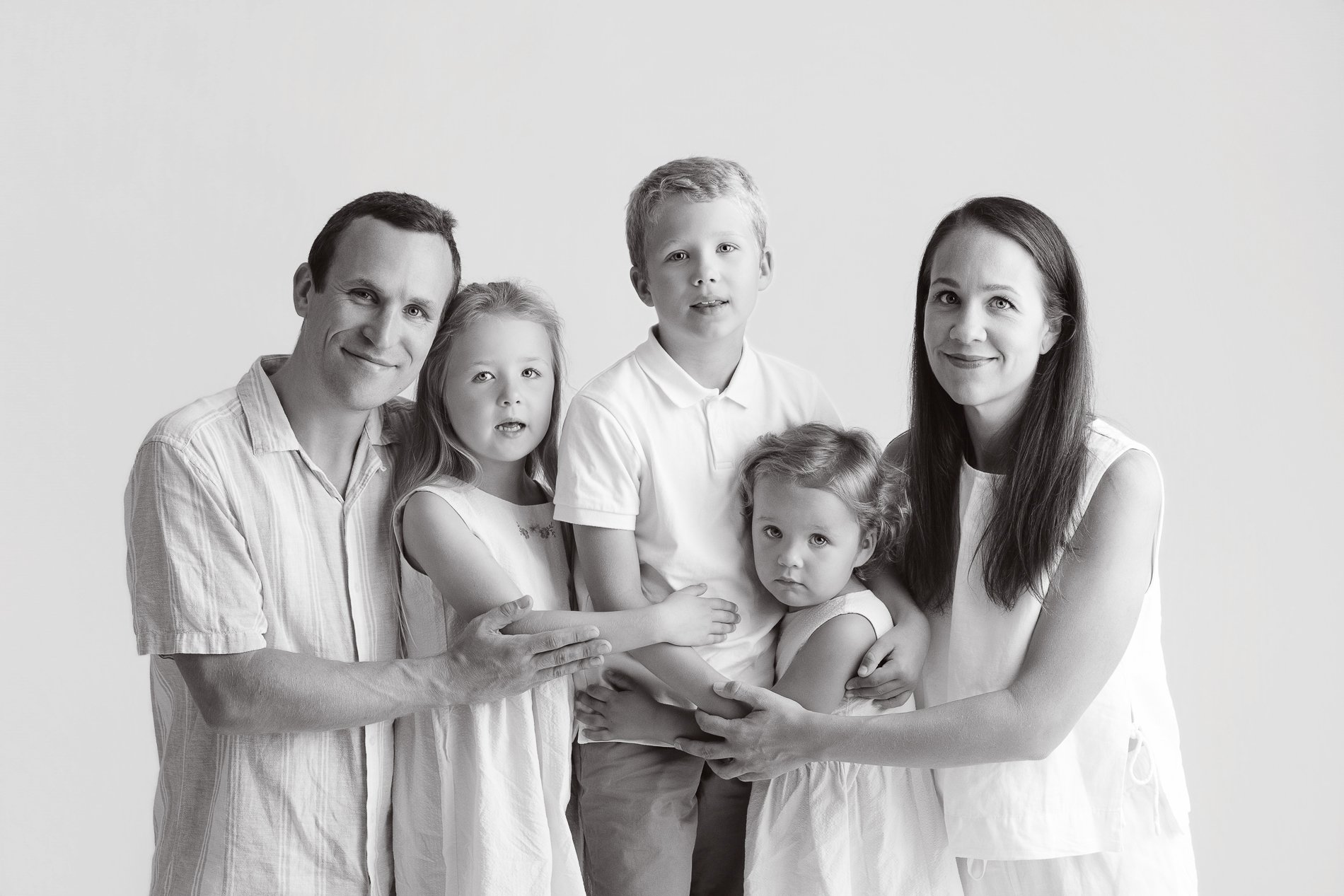 familiefotografering i studio på lys bakugrunn med skolebarn og barnehagebarn. Fotograf i Indre Østfold, Spydeberg, Askim, Knapstad.