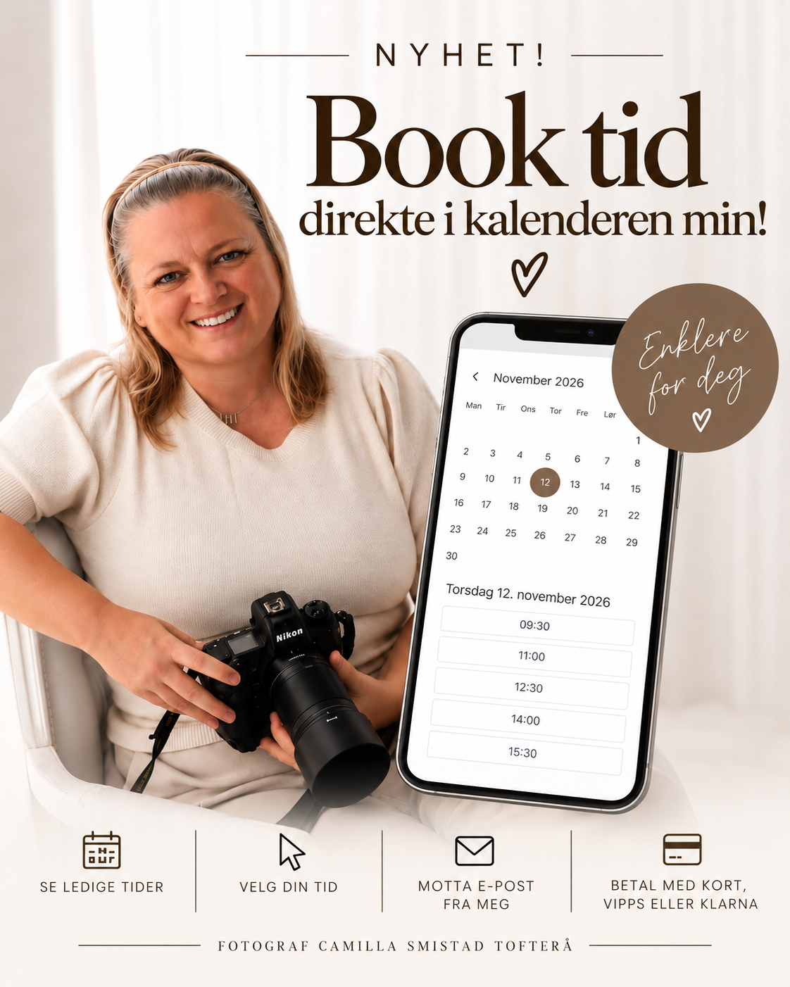 En kvinne smiler og holder et kamera, med en stor smarttelefon som viser en kalender med november 2026, og teksten 'Nyhet! Book tid direkte i kalenderen min!'