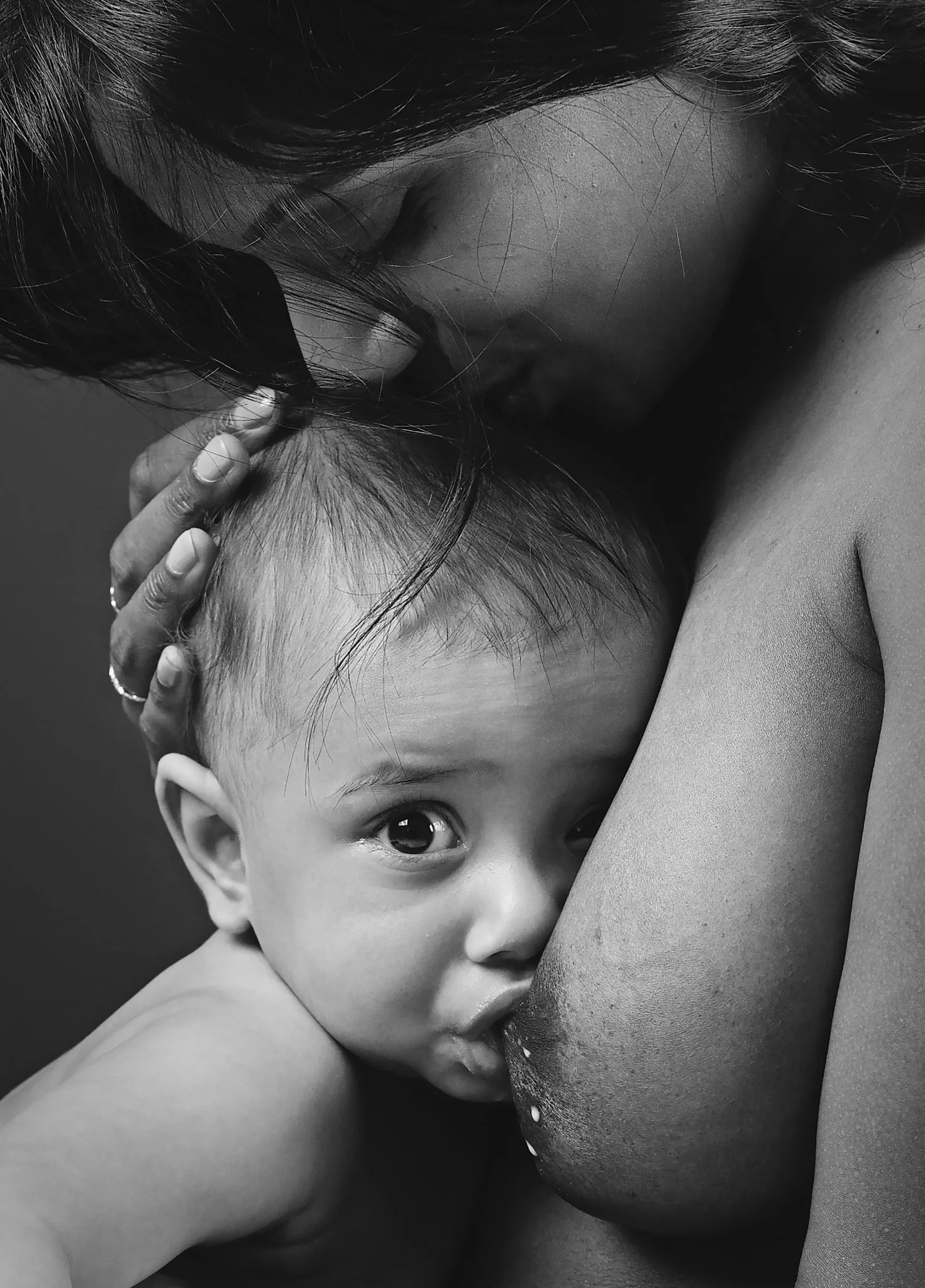 Landskonkurransen fotograf Camilla Smistad Tofterå ammefotografering meg og mamma. Morsmelk dråper bryst. Nærhet mellom mor og barn
