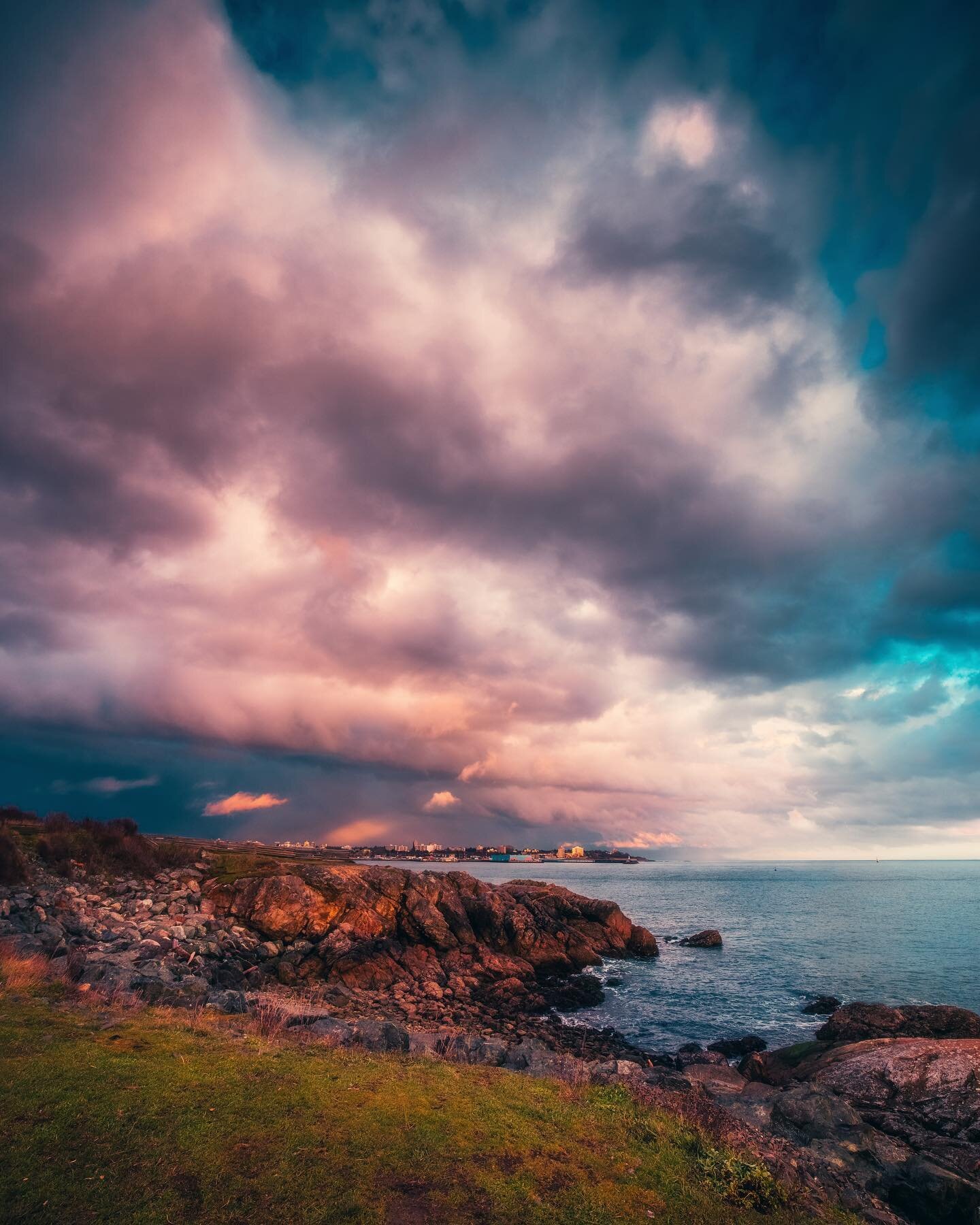 Edge of the Storm.

Here&rsquo;s a shot of the moody skies over Victoria yesterday. To the left, underneath the clouds, it was hailing and raining pretty heavily. To the right, it was gorgeous with amazing views of the setting sun. Weather on the isl