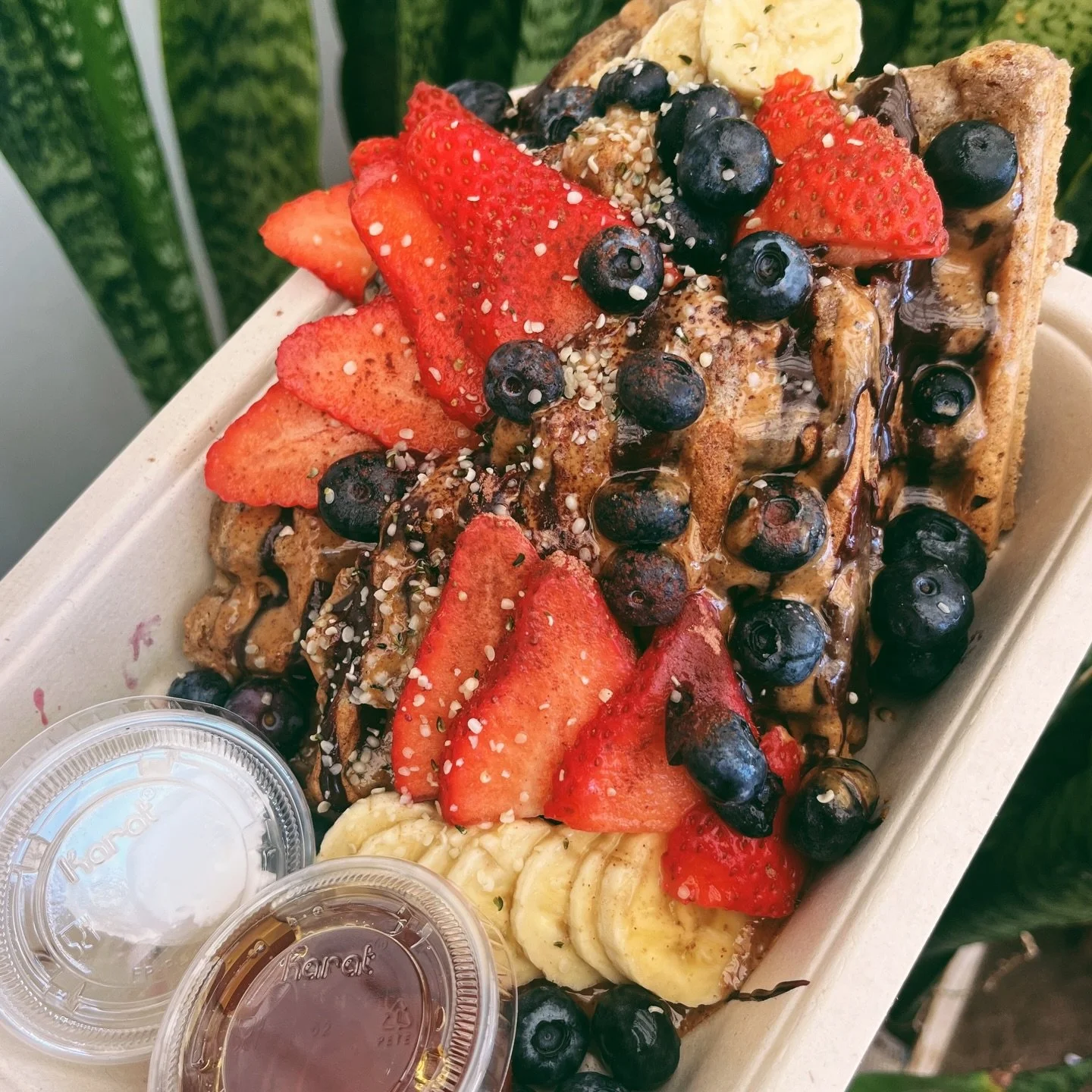Have you tried our famous gluten free, guilt free Sunrise Waffle? 🌞🧇💛 @raisedbythewaves 
#plantbased #hawaiicafe #vegan