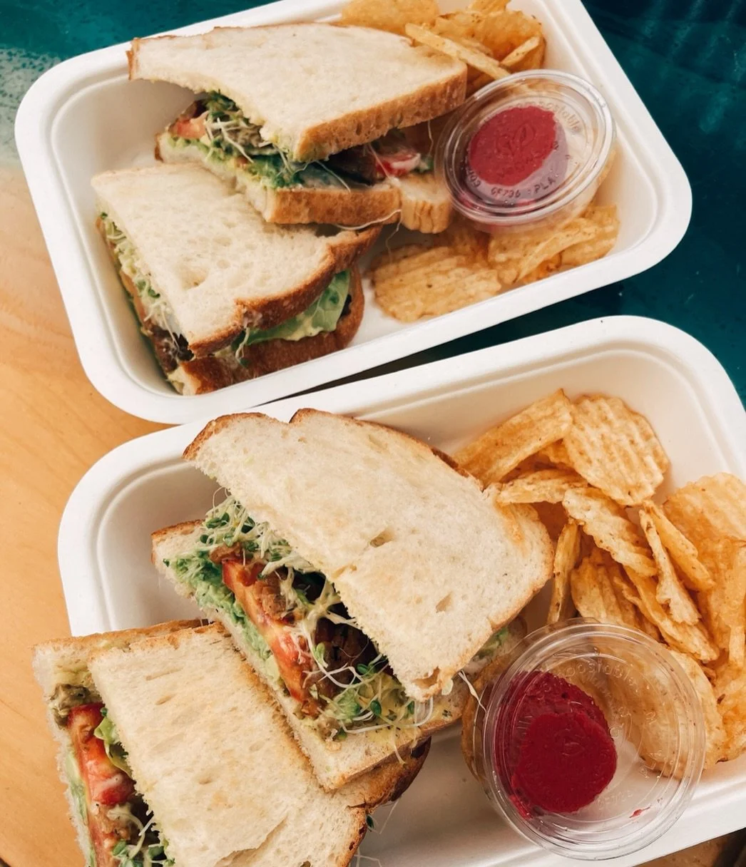 Baggers B.L.A.T x 2 🥓🥑🍅🥪 
A classic with our housemade Honey Mustard, Garlic Aioli sauce and side of Beet Hummus 🔥 @raisedbythewaves #raisedbythewaves #vegan #plantbased
