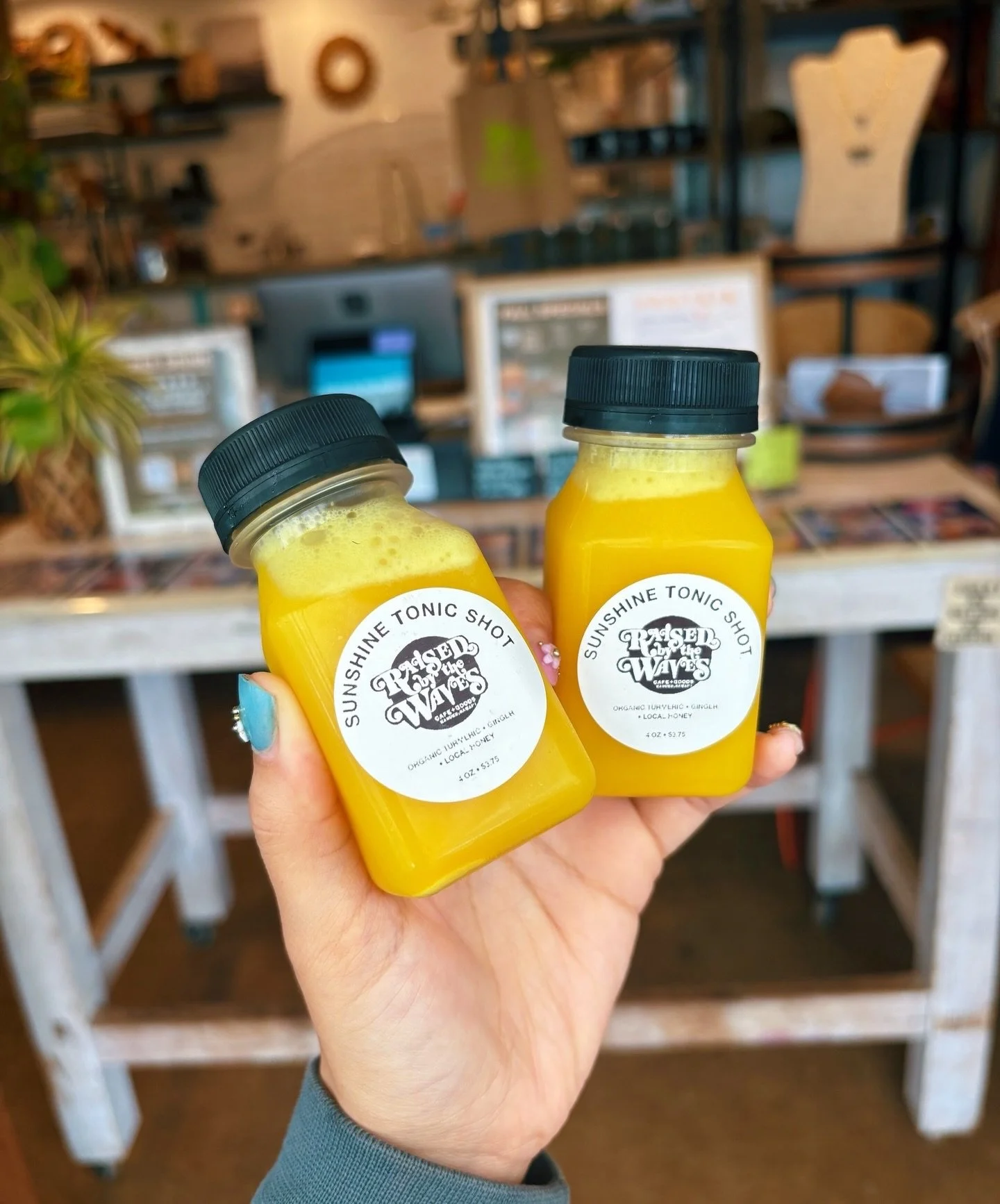 Start the morning with a Sunshine Tonic Shot 🌞⚡️
Swipe to see more goodies 😋 @raisedbythewaves #raisedbythewaves #plantbased #grabandgo