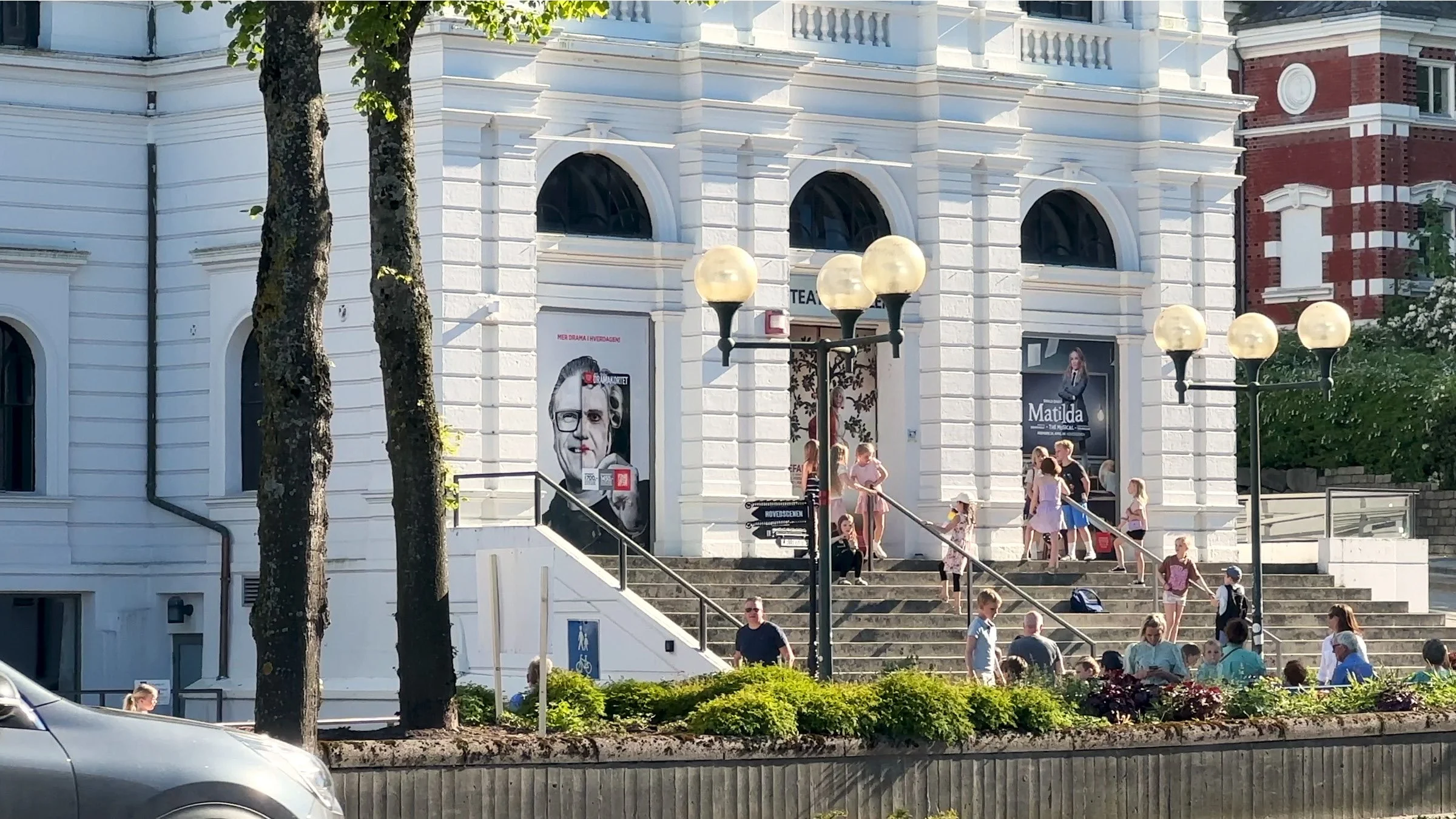 Rogaland Teater i Stavanger med besøkende utenfor hovedinngangen under kampanjen for Matilda The Musical. Teaterbygget fungerer som arena for scenekunst, kulturformidling og publikumsopplevelser for barn, unge og voksne. Foto Stig Håvard Dirdal
