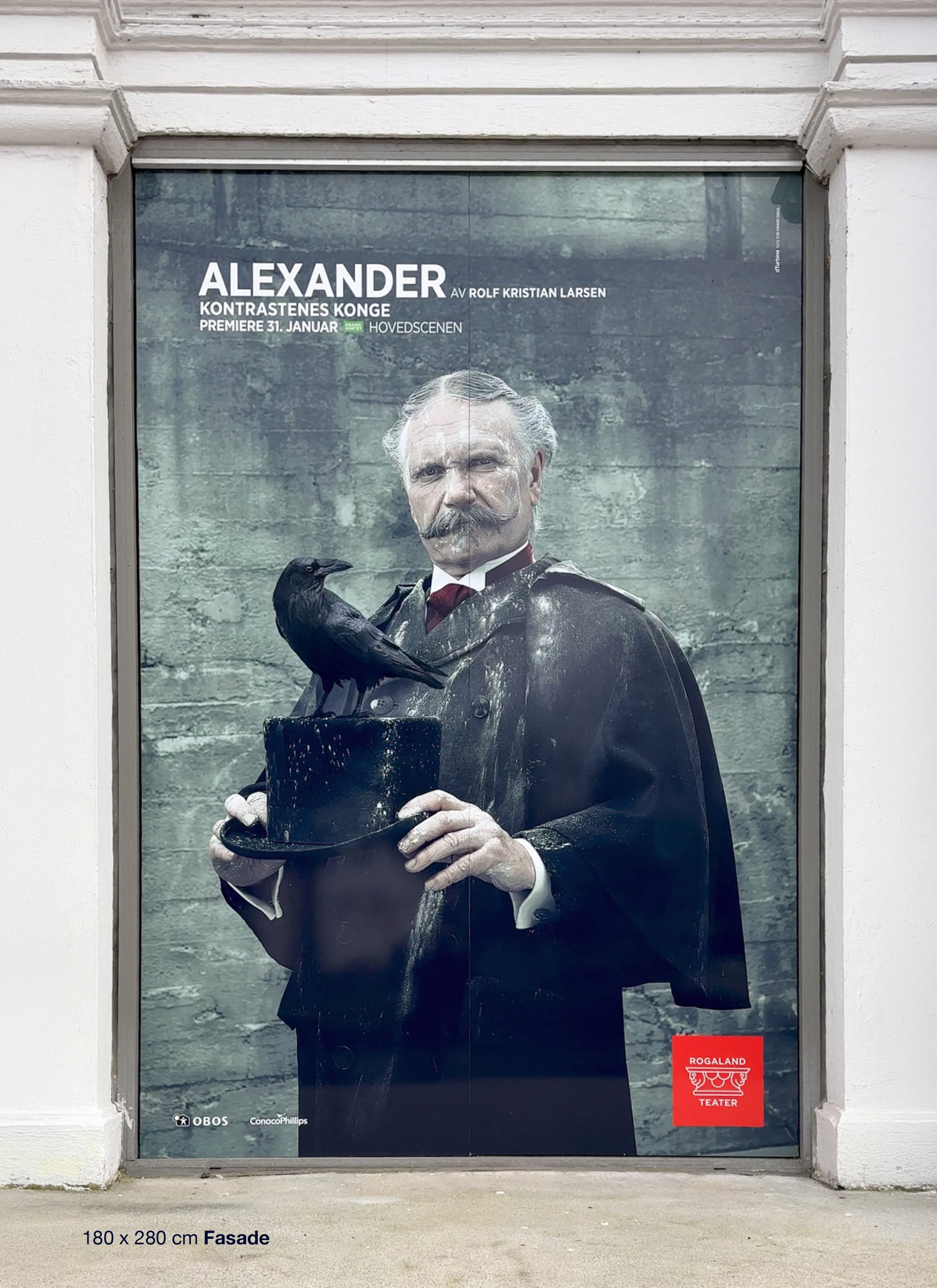 Kampanjebildet for Alexander Kielland ble tilpasset og produsert som storformat grafikk til Rogaland Teaters fasade. Den 280 x 180 cm store installasjonen gjorde forestillingen synlig i bybildet og forsterket den visuelle identiteten gjennom teateret