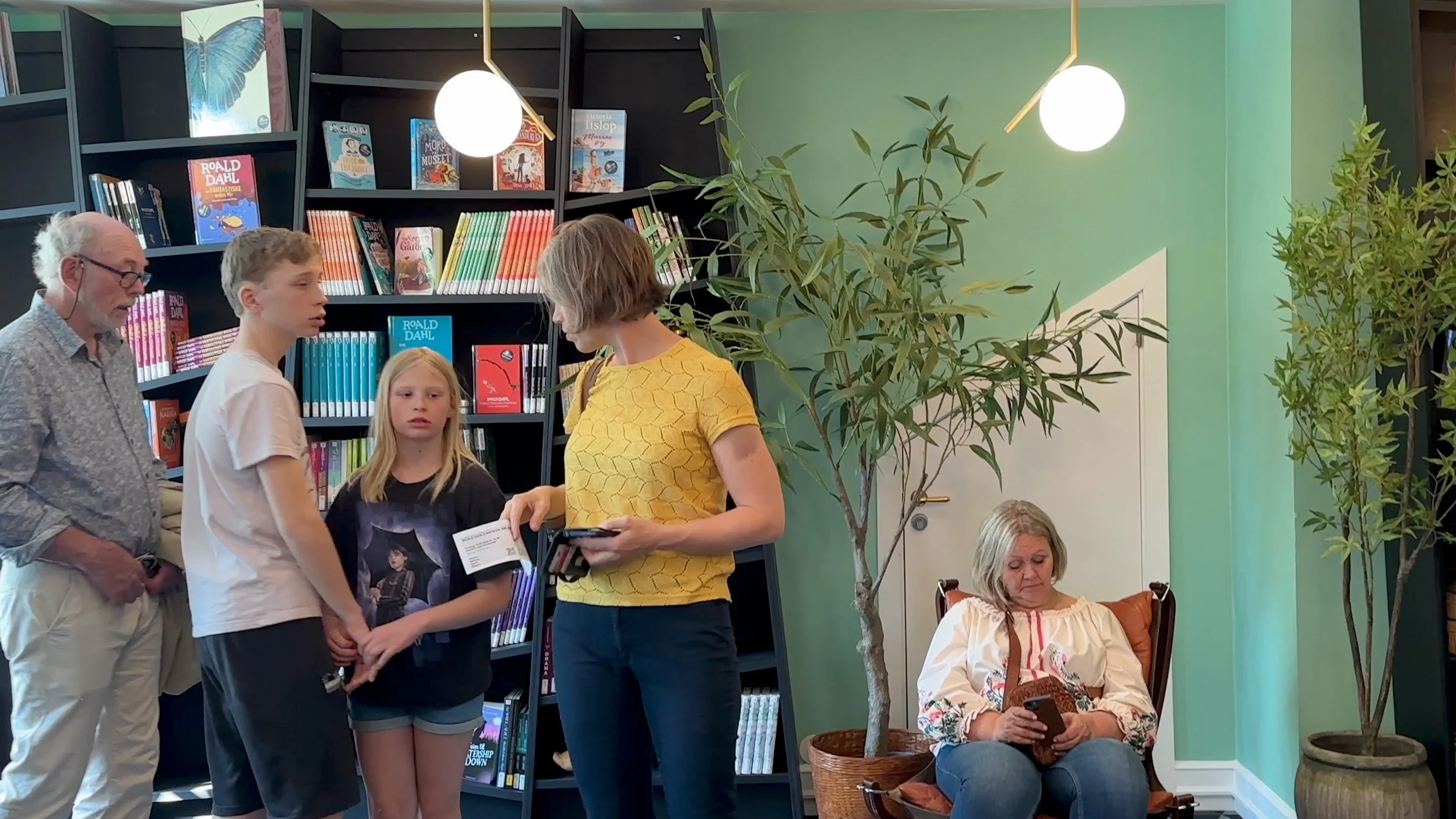 Barn og voksne besøker Matildas bibliotek ved Rogaland Teater. Bibliotekinstallasjonen ble utviklet i samarbeid med Sølvberget for å fremme leselyst, litteratur og kulturformidling i forbindelse med Matilda The Musical.
