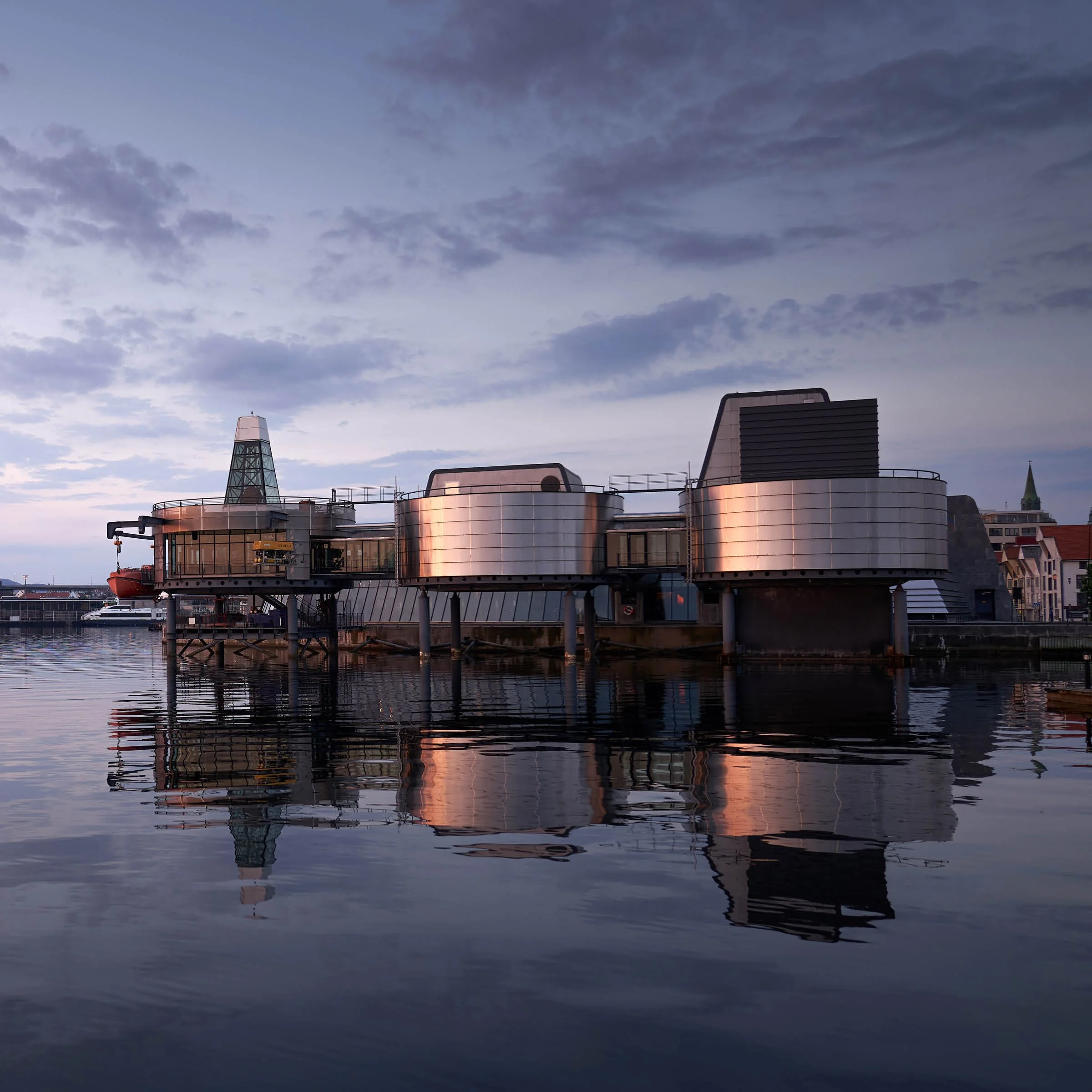 Norsk Oljemuseum i Stavanger – Utstillingsdesign for Fotografisk hukommelse | Stig Håvard Dirdal

Norsk Oljemuseum er et av Norges viktigste museer for formidling av olje- og energihistorie. Her utviklet Stig Håvard Dirdal utstillingskonseptet Fotogr