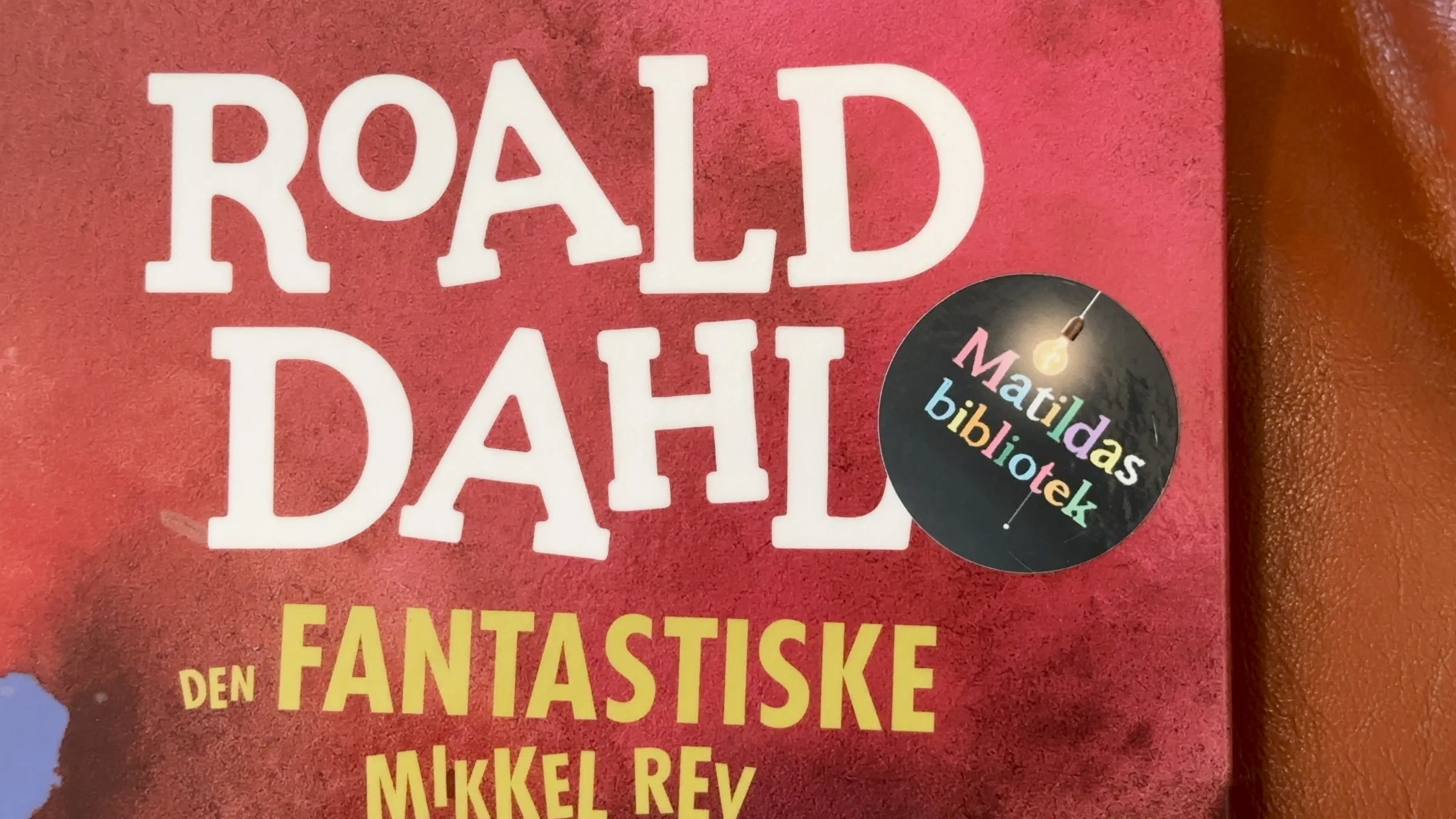 Bok fra Roald Dahl merket med «Matildas bibliotek» som del av samarbeidet mellom Rogaland Teater og Sølvberget bibliotek. Kampanje for Matilda The Musical med fokus på leselyst, litteratur og kulturformidling.