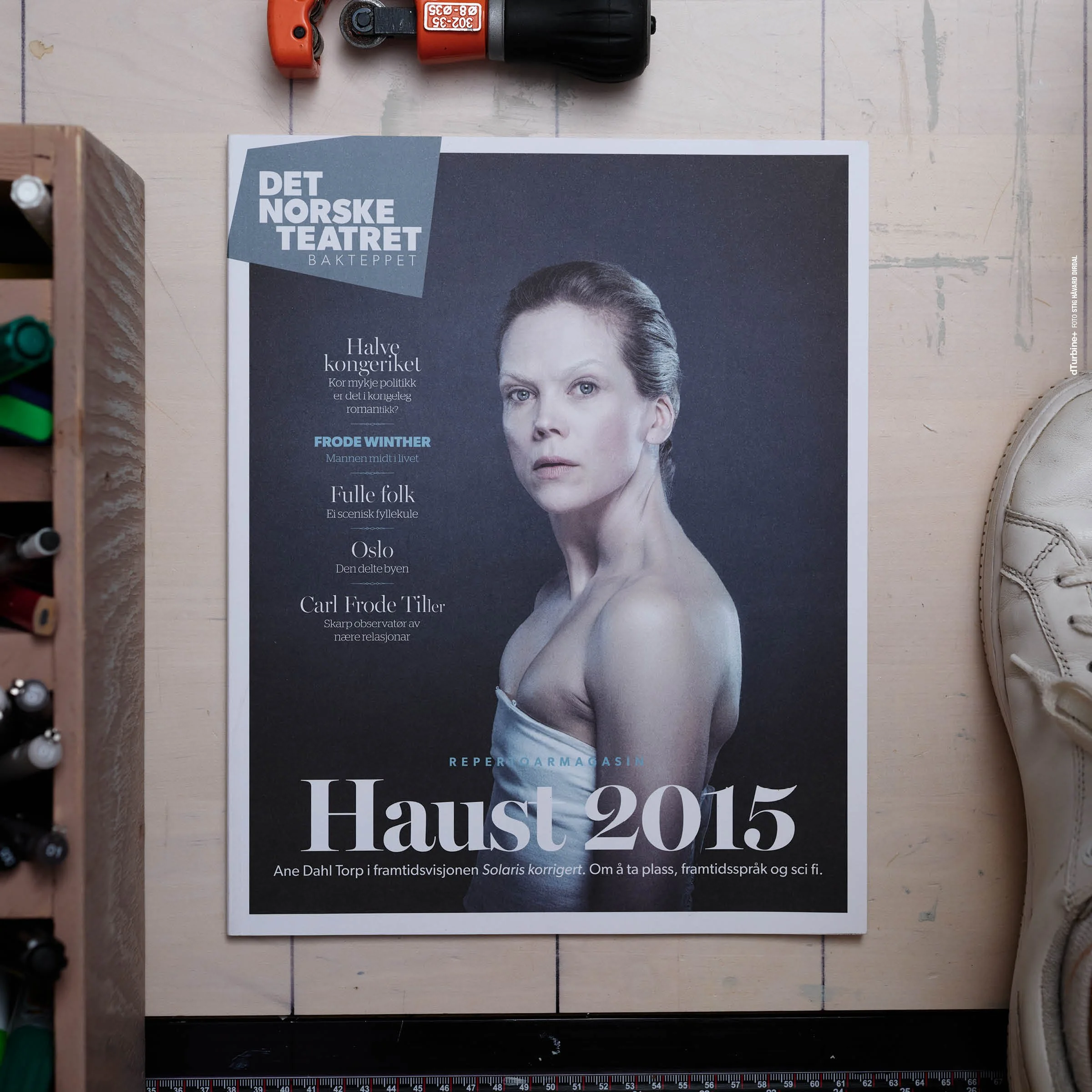 Redaksjonelt portrett av Ane Dahl Torp fotografert i forbindelse med Solaris Korrigert ved Det Norske Teatret. Bildet ble produsert for magasinforside og redaksjonell publisering, med et minimalistisk og futuristisk uttrykk som speiler forestillingen