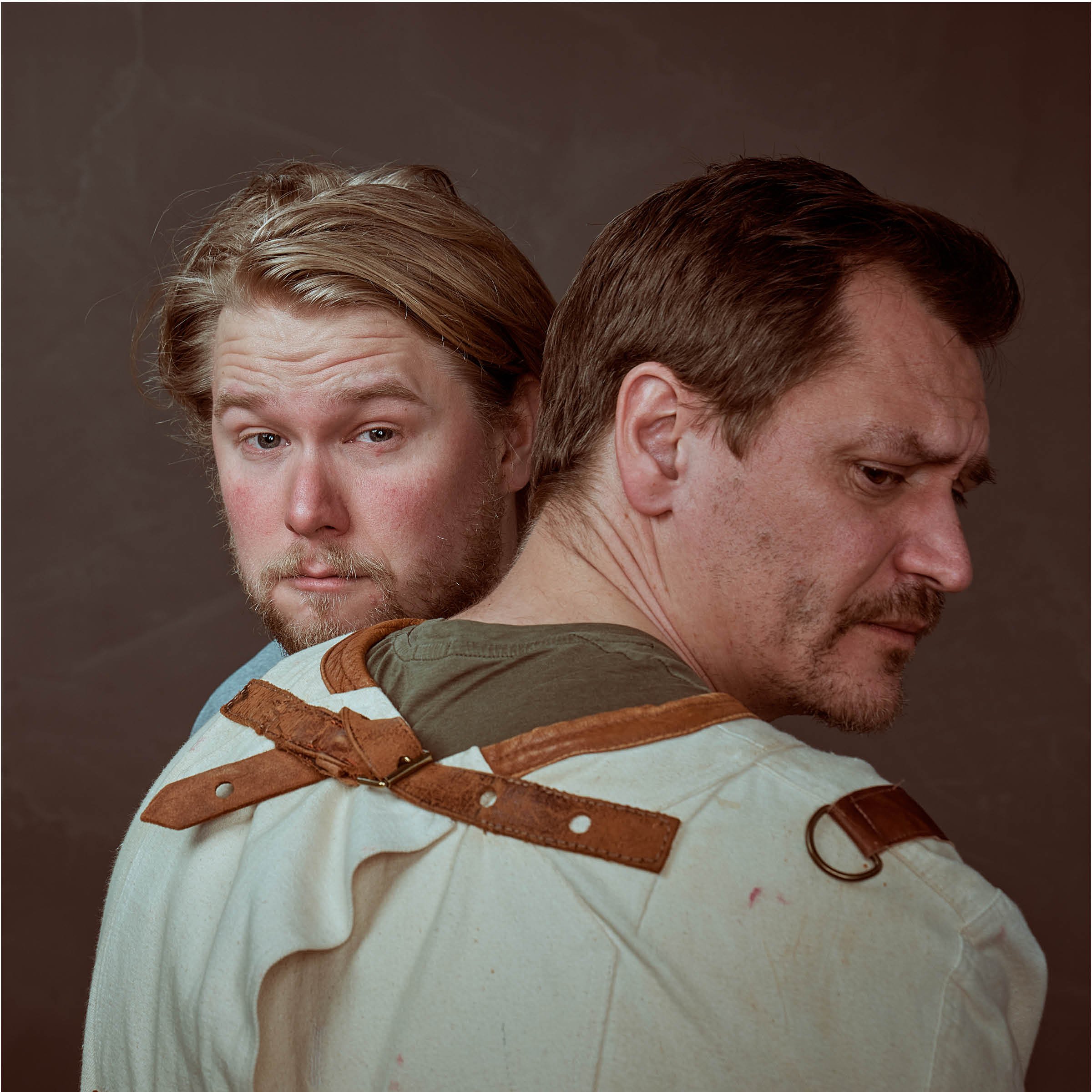 Per Kjerstad og Ole Christoffer Ertvaag i et dramatisert kampanjebilde for podcasten Psyko Drama. Studiobilde med tvangstrøye som metafor for tvangstanker, OCD og psykisk helse. Fotografert av Stig Håvard Dirdal.