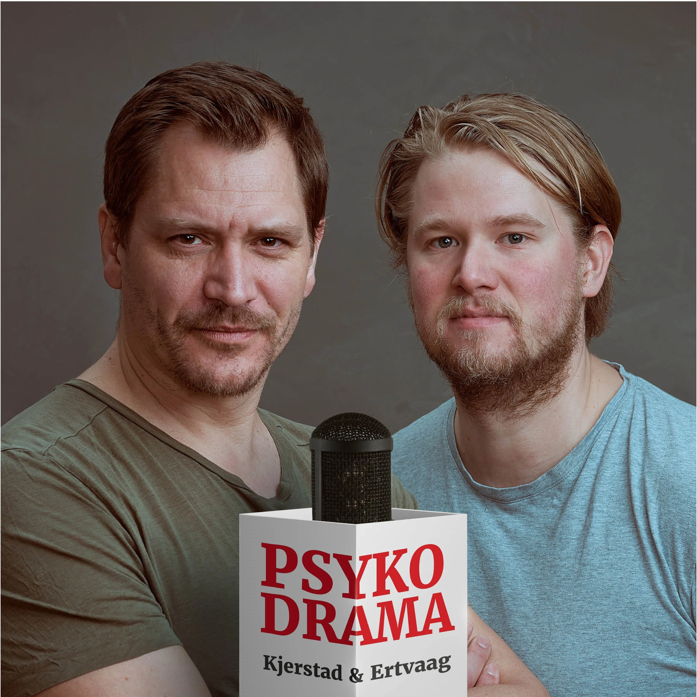 Per Kjerstad og Ole Christoffer Ertvaag fotografert i studio for podcasten Psyko Drama. Dramatisert kampanjefotografi utviklet som en del av podcastens visuelle identitet. Konsept og fotografi av Stig Håvard Dirdal.