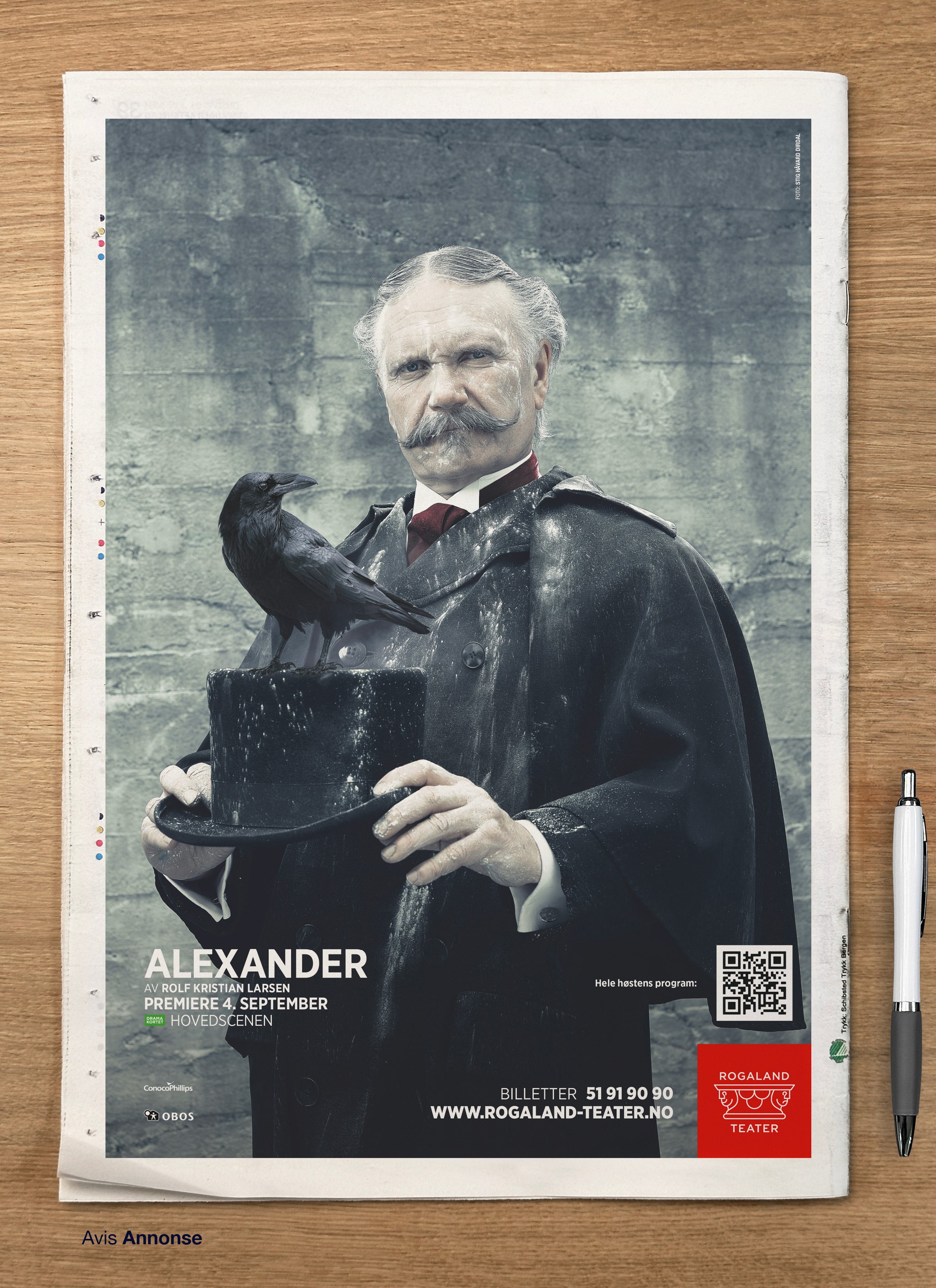 Kampanjebilde utviklet for Rogaland Teaters forestilling om Alexander Kielland. Portrettet kombinerer teaterfotografi, visuell historiefortelling og grafisk identitet inspirert av Kiellands liv og litterære univers. Her fra annonse i Aftenbladet. Fot