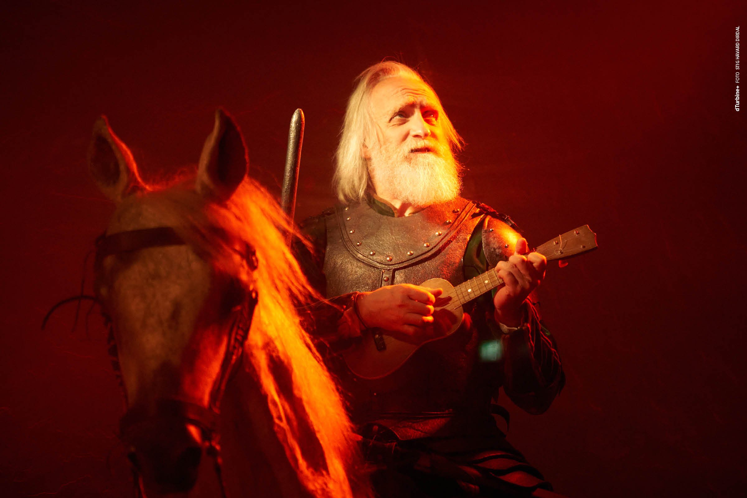 Don Quijote – Dreams Beyond Reality

Et scenebilde fra Riksteatrets Don Quijote, der hovedkarakteren fremstår fanget mellom fantasi og virkelighet. Det varme scenelyset omslutter Don Quijote og skaper en nærmest ikonisk silhuett, mens hesten i forg