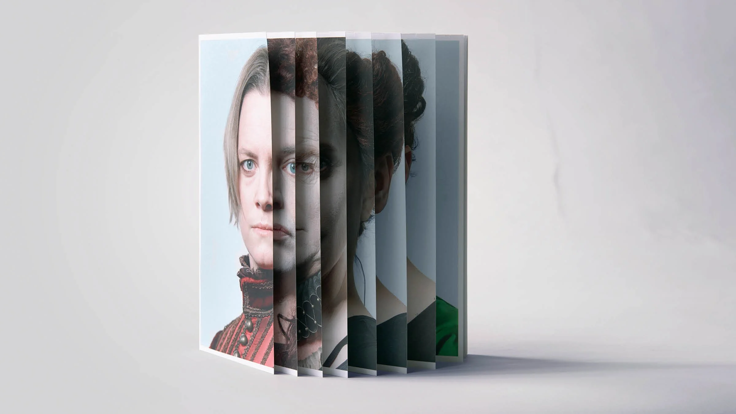 Grafisk design og fotografi utviklet for Rogaland Teaters oppsetning av Orlando. Forestillingsprogrammet består av åtte overlappende forsider som visualiserer hovedpersonens reise gjennom 400 år, kjønn og identitet. Når sidene beveges, oppstår stadig