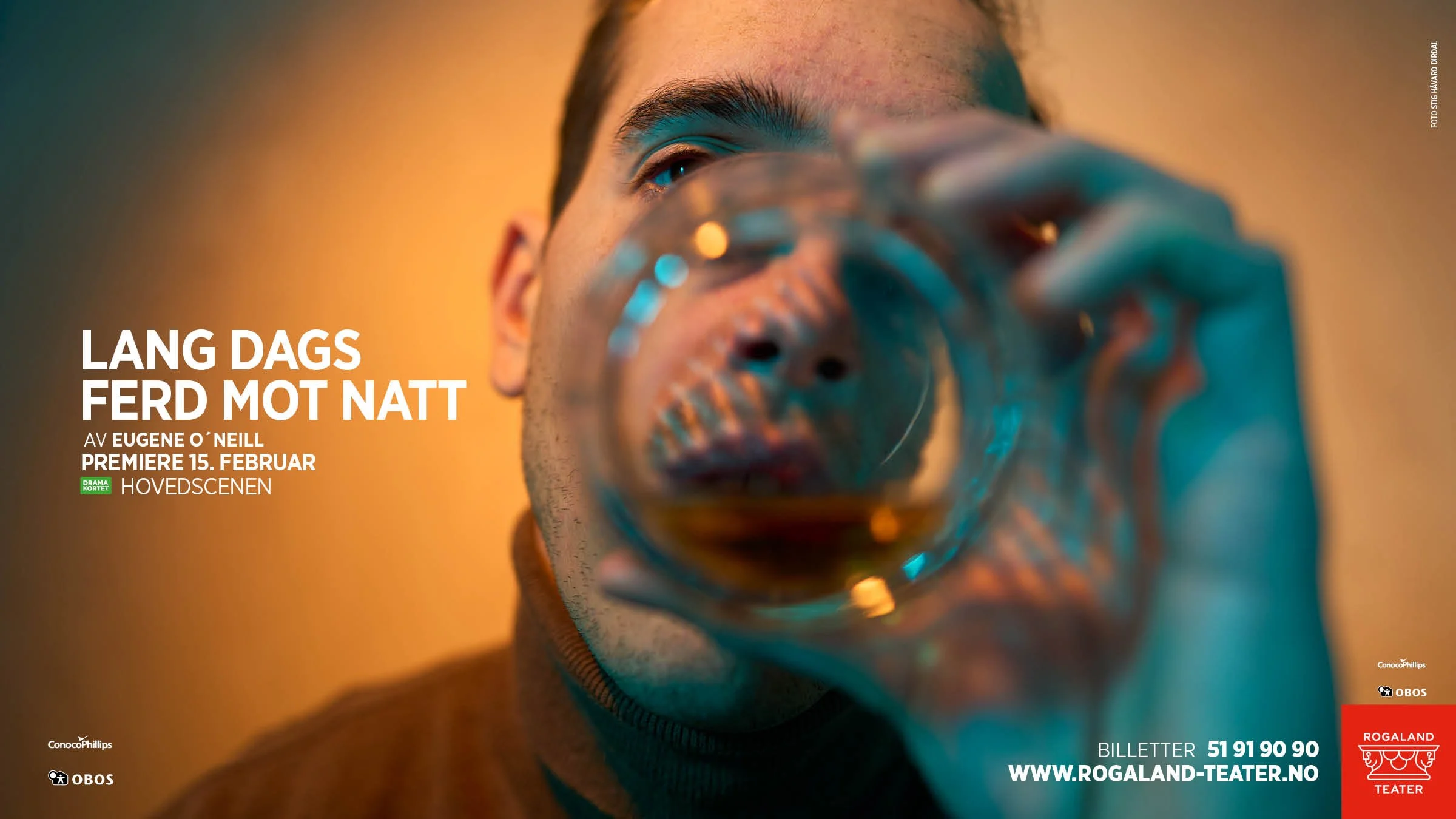 Key art for En lang dags ferd mot natt ved Rogaland Teater. Portrett fotografert gjennom bunnen av et whiskeyglass som en visuell metafor for alkoholens innvirkning. Konsept, foto og design av Stig Håvard Dirdal.