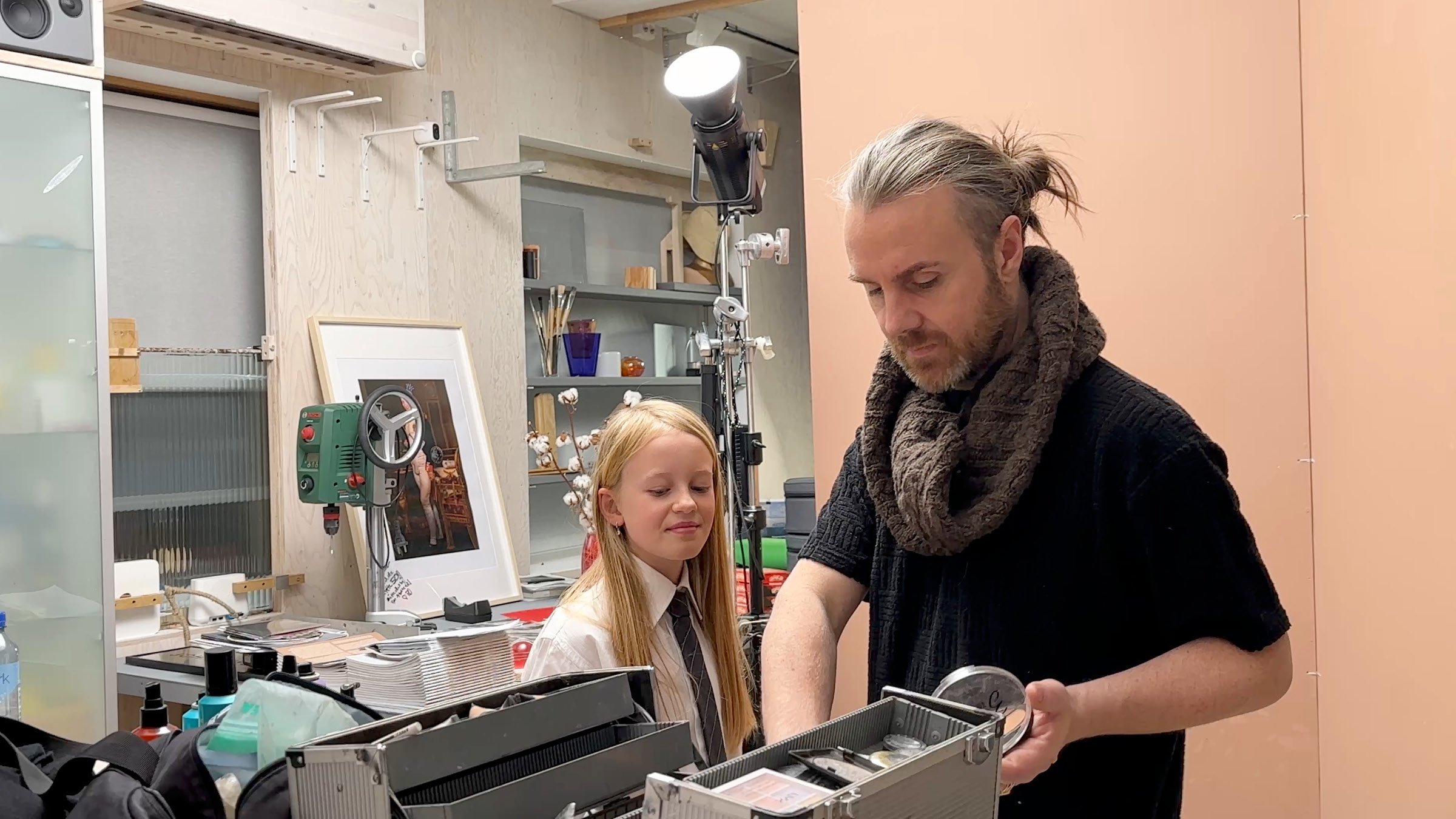 Behind-the-scenes fra kampanjefotografering for Matilda The Musical ved Rogaland Teater. I SHDirdals studio I Stavanger. Foto Stig Håvard Dirdal